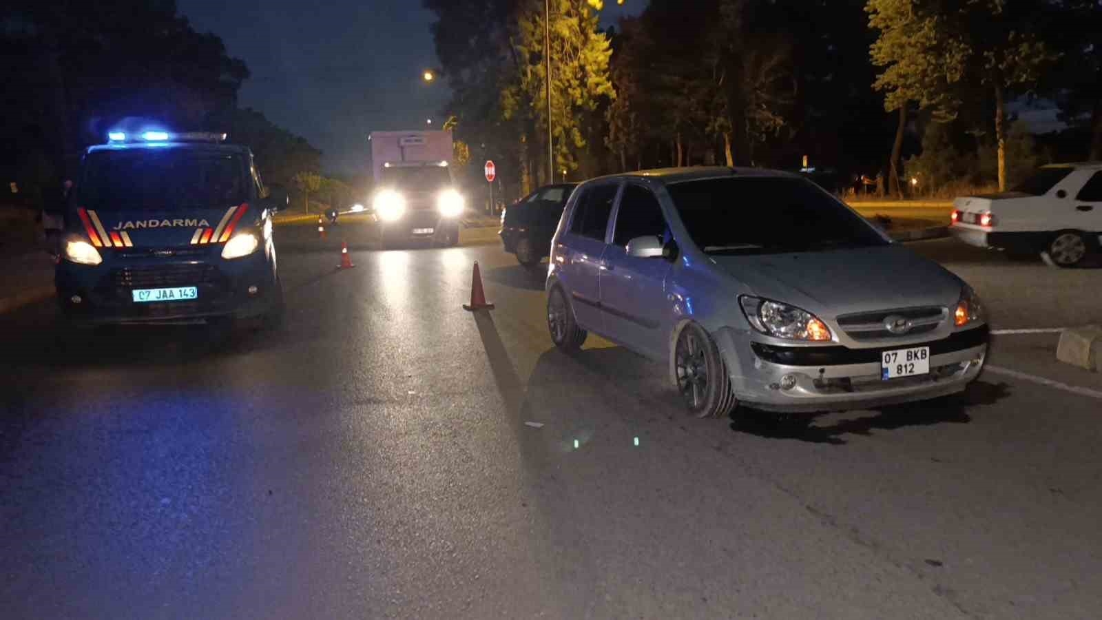 Otomobille çarpışan elektrikli bisiklet sürücüsü 40 metre sürüklendi