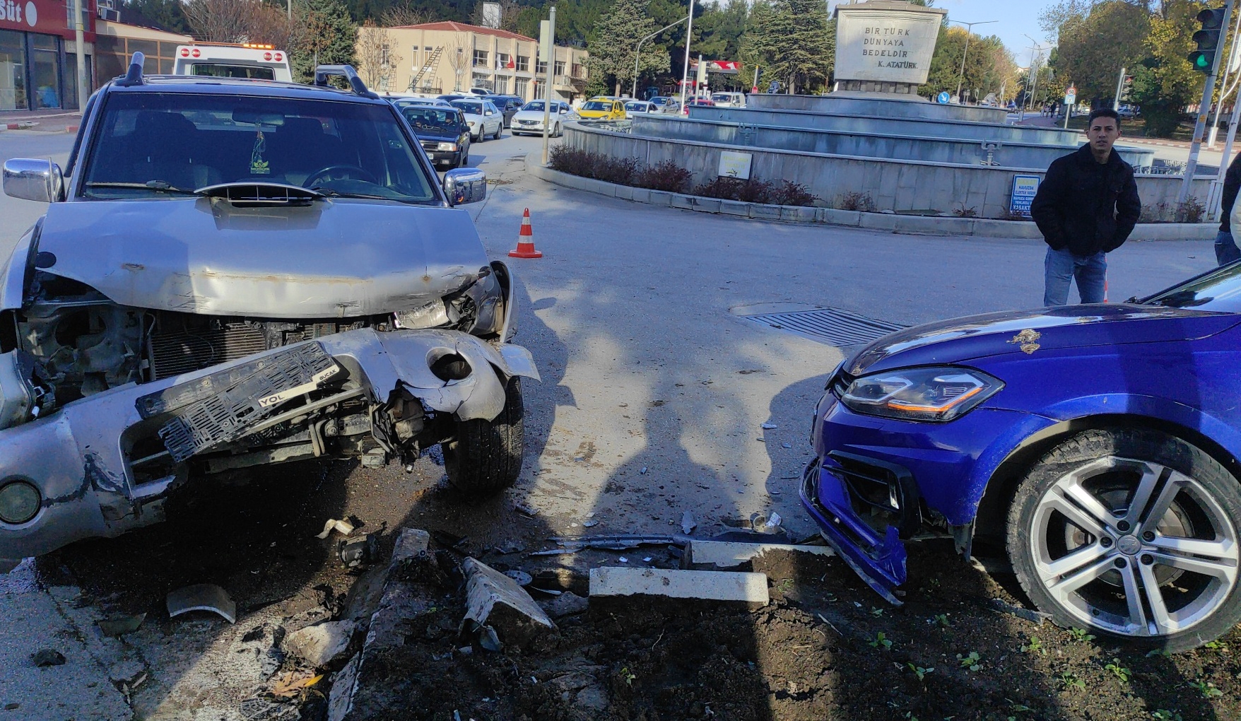Otomobille kamyonet çarpıştı: 3 yaralı