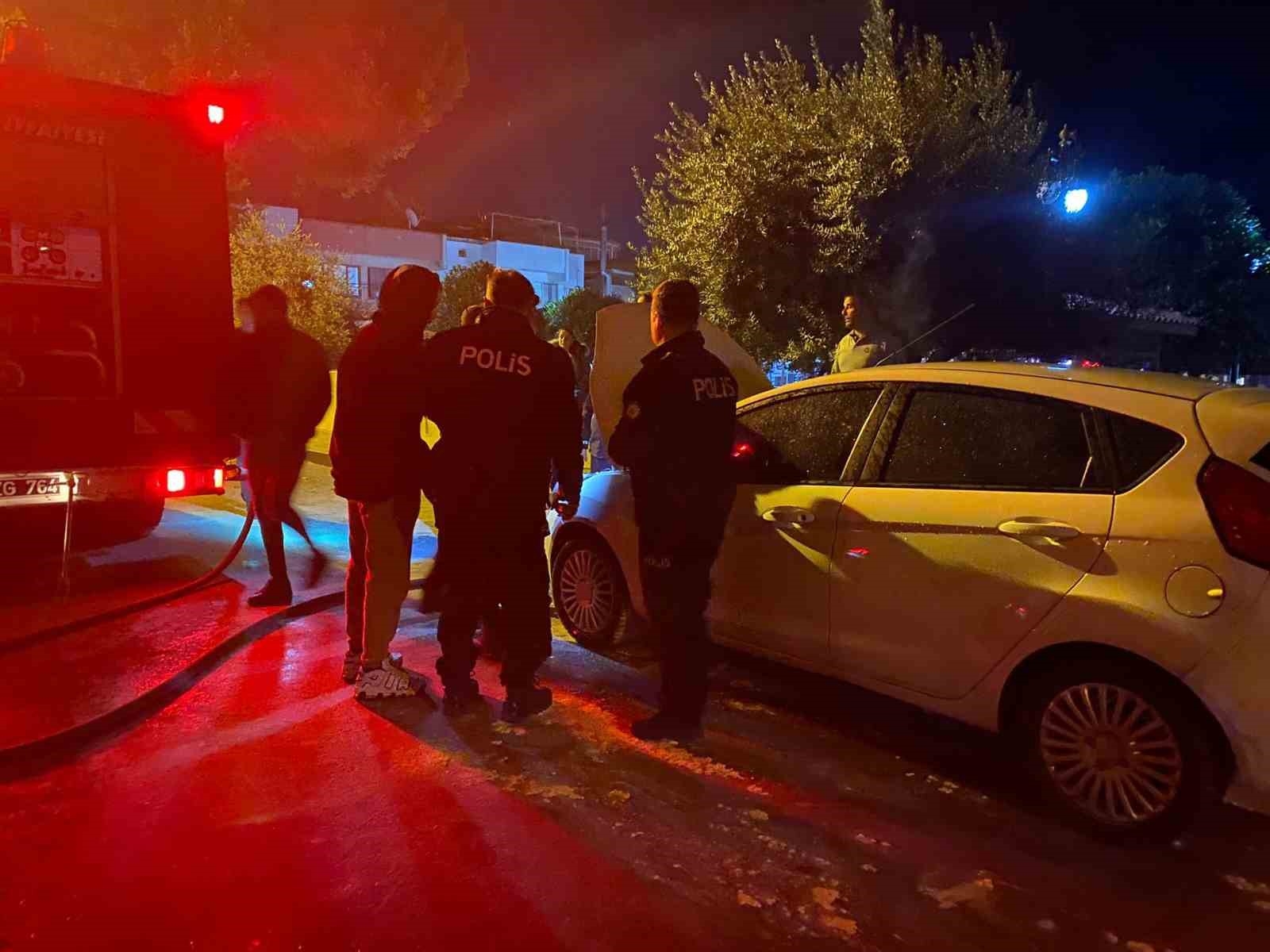 Park halinde otomobilde çıkan yangın söndürmek için mahalleli seferber oldu