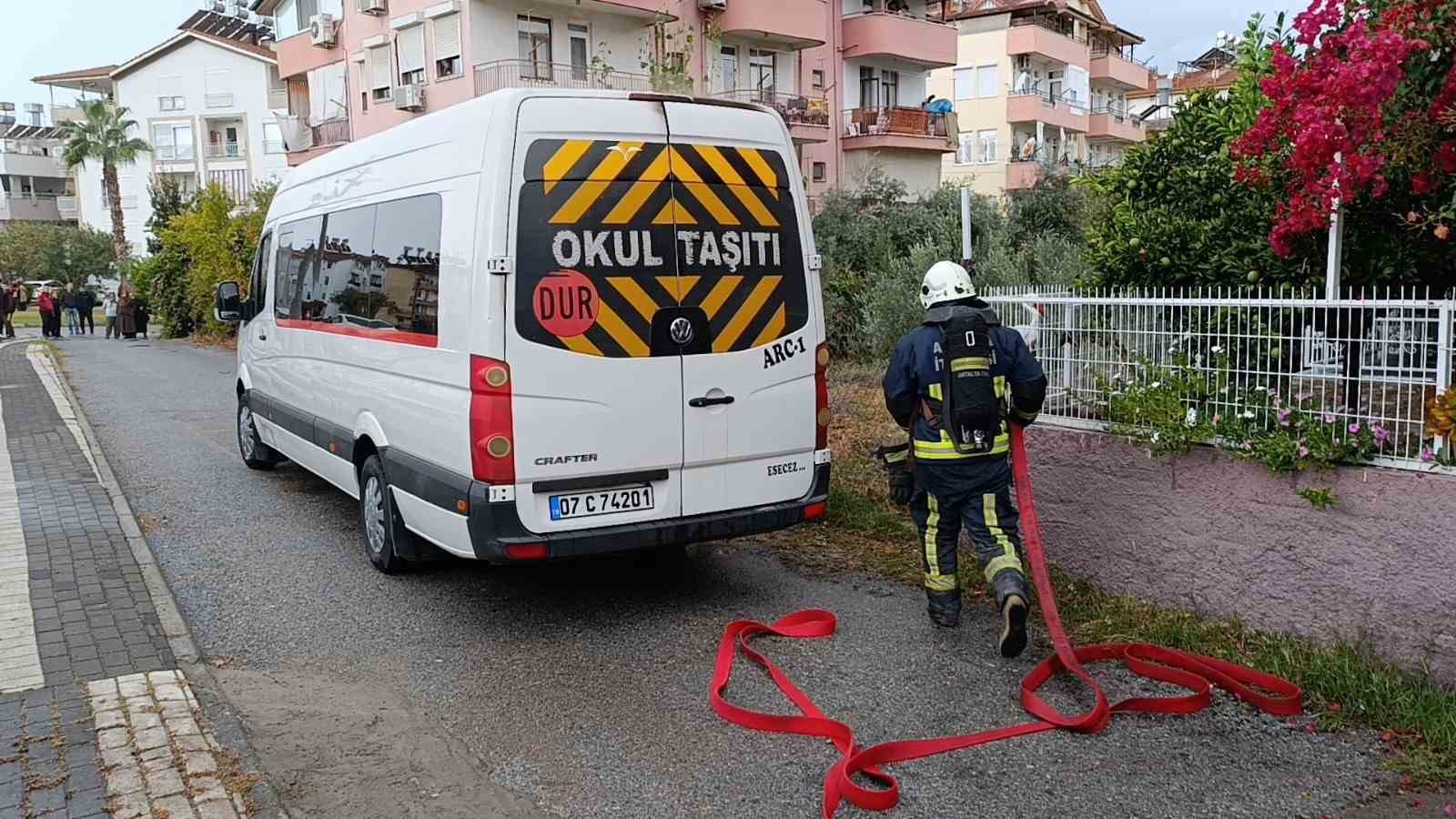 Park halindeki okul servisi yanarak kullanılamaz hale geldi