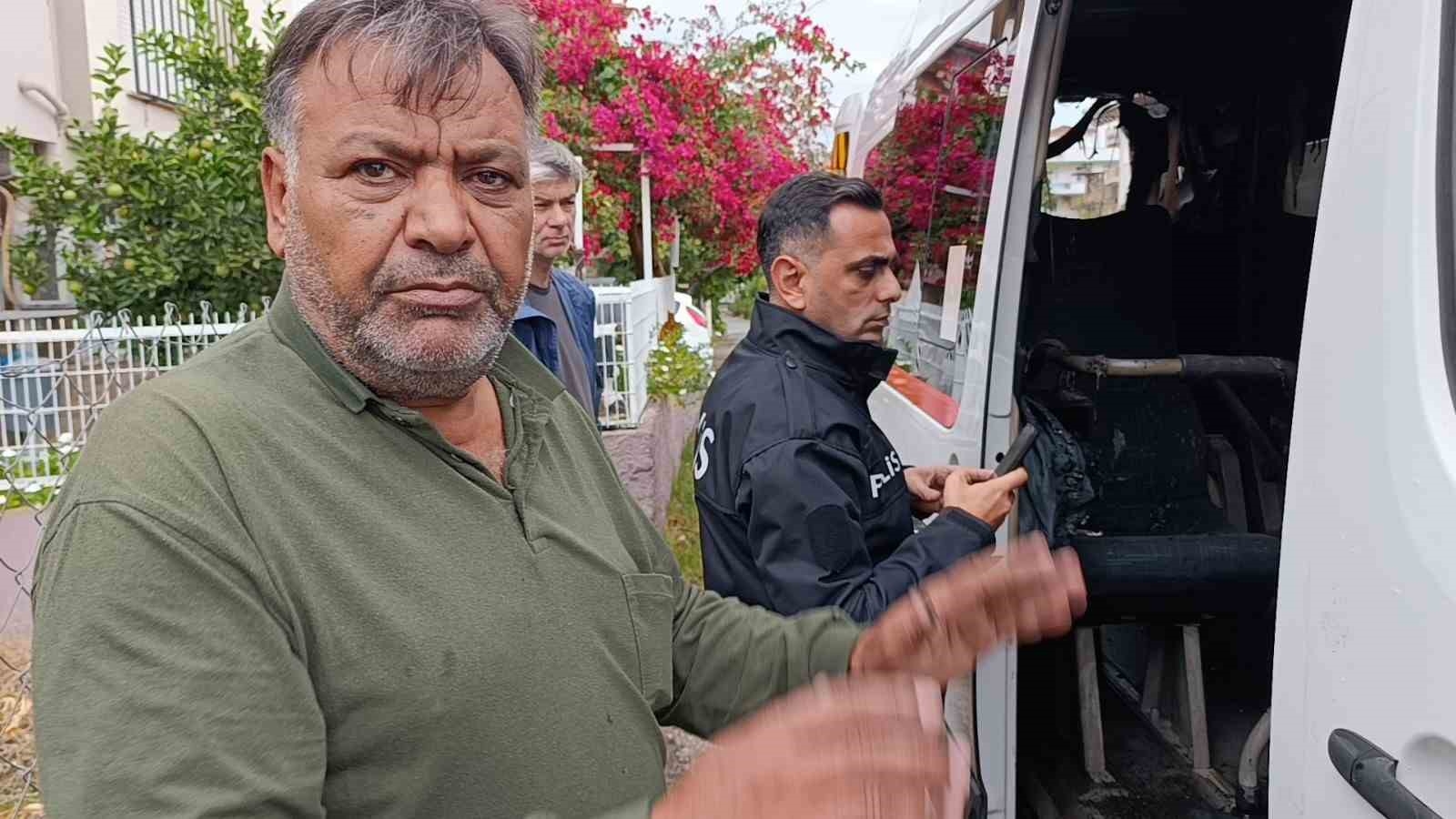 Park halindeki okul servisi yanarak kullanılamaz hale geldi