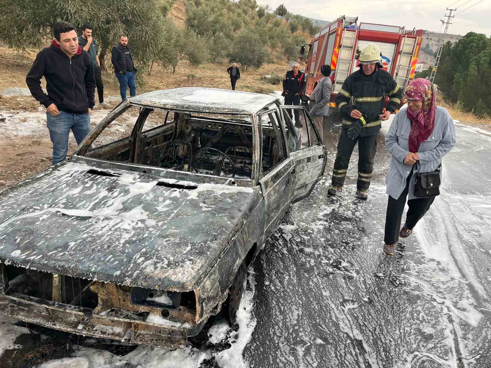 Park halindeki otomobil çıkan yangında küle döndü
