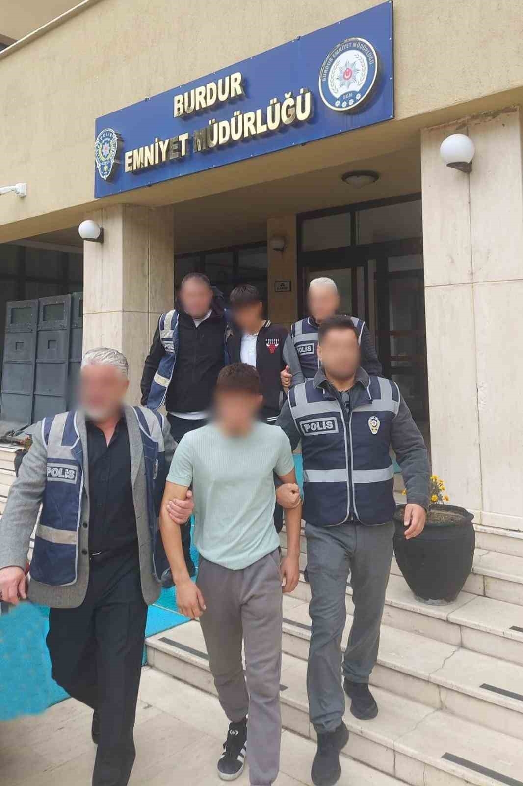 Pazar tezgahından kıyafet ve ayakkabı çalan 2 şüpheli tutuklandı