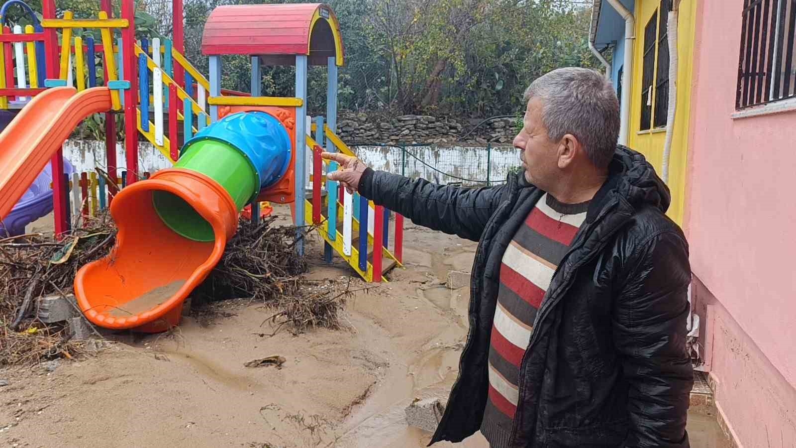 Sel suları istinat duvarını yıktı, ilköğretim okulu sele teslim oldu