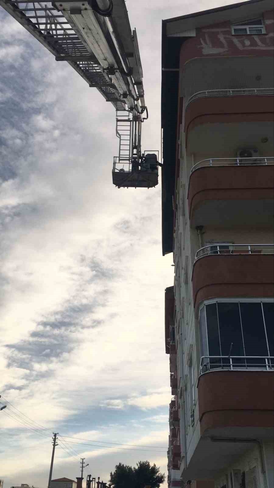 Tarsus'ta tehlike arz eden çatı malzemesi söküldü