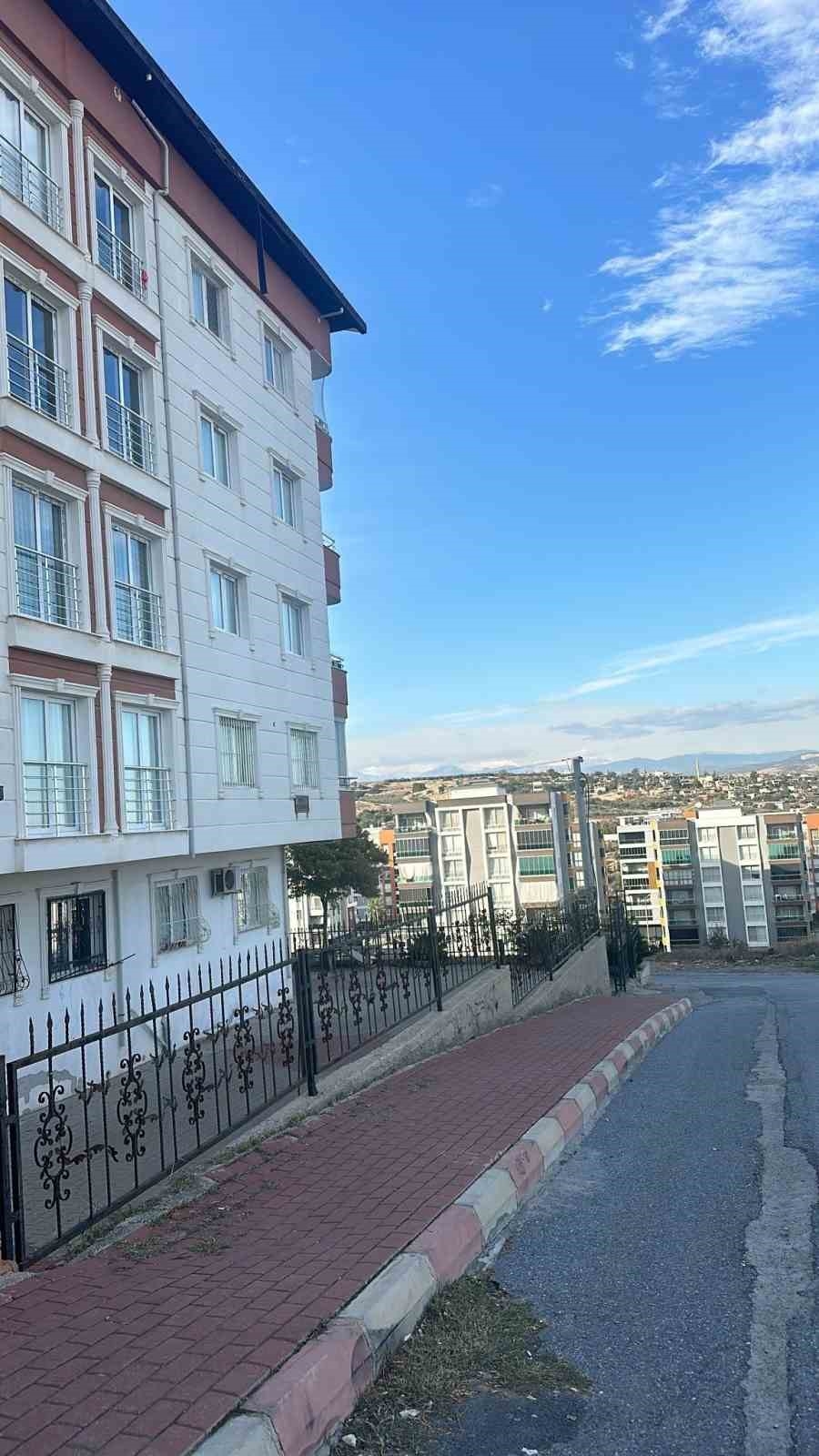 Tarsus'ta tehlike arz eden çatı malzemesi söküldü