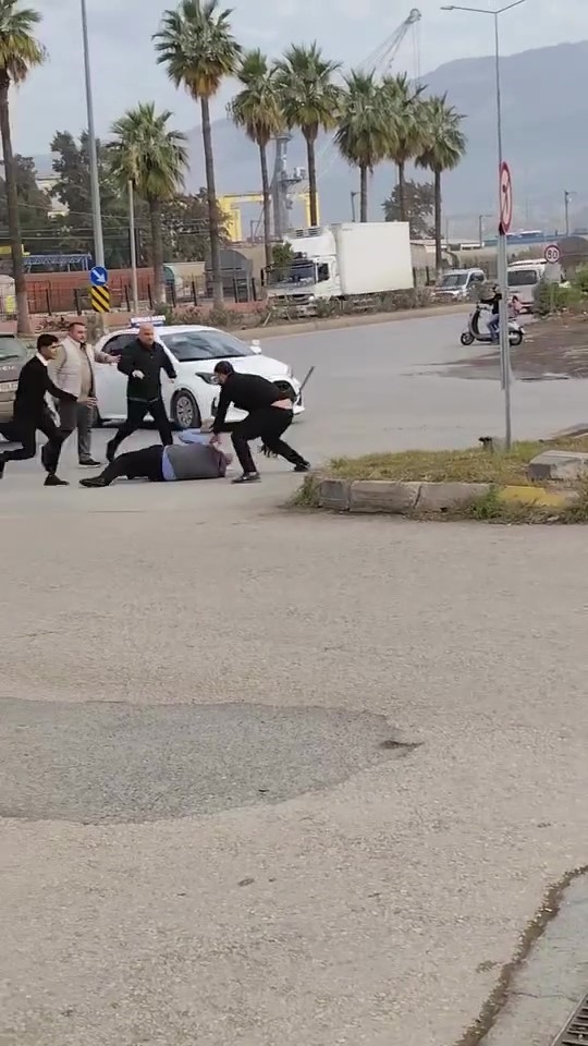 Trafikte çıkan tartışmada, süpürgeyi kavga ettiği adamın üzerinde kırdı