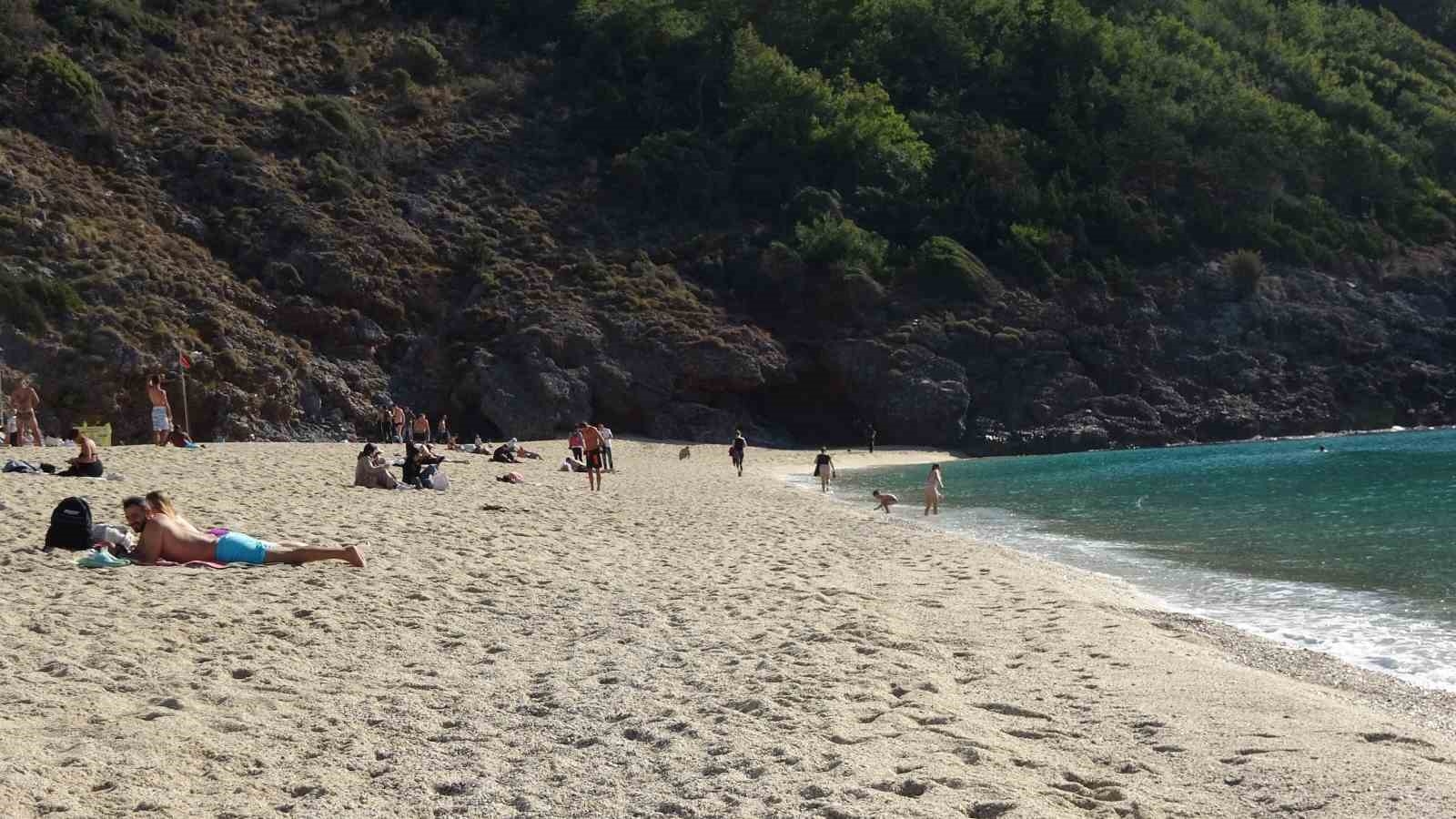 Türkiye kışa girmeye hazırlanırken, Antalya yazdan kalma günler yaşıyor