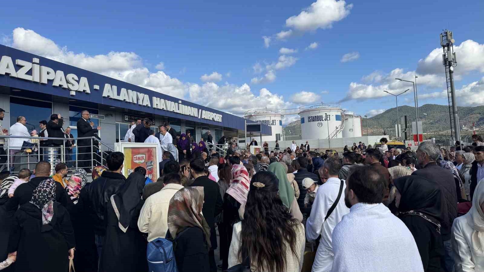 Umre yolcuları dualarla uğurlandı
