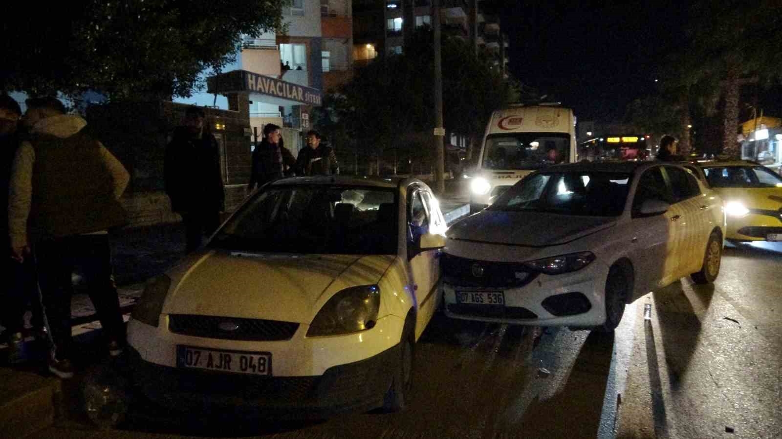 Yayaya yol veren araca çarptı, sıkışan sürücüyü vatandaşlar çıkardı