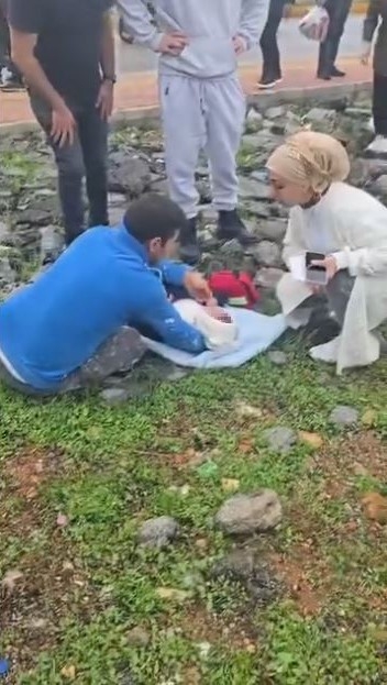 14 yaşındaki çocuğun kullandığı araç kaldırımda yürüyen aileye çarptı: 1'i bebek 3 yaralı