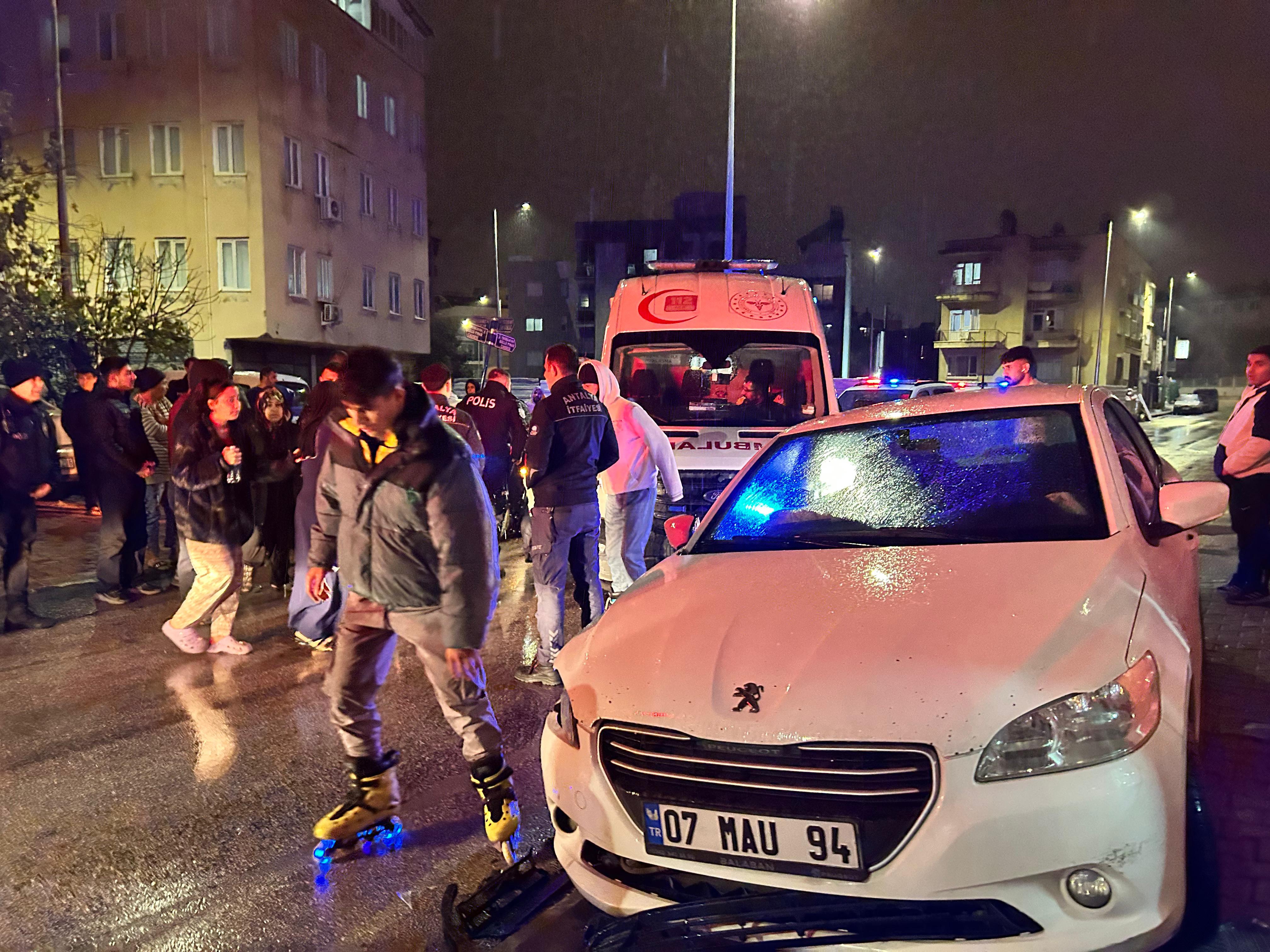 2 otomobil kafa kafaya çarpıştı