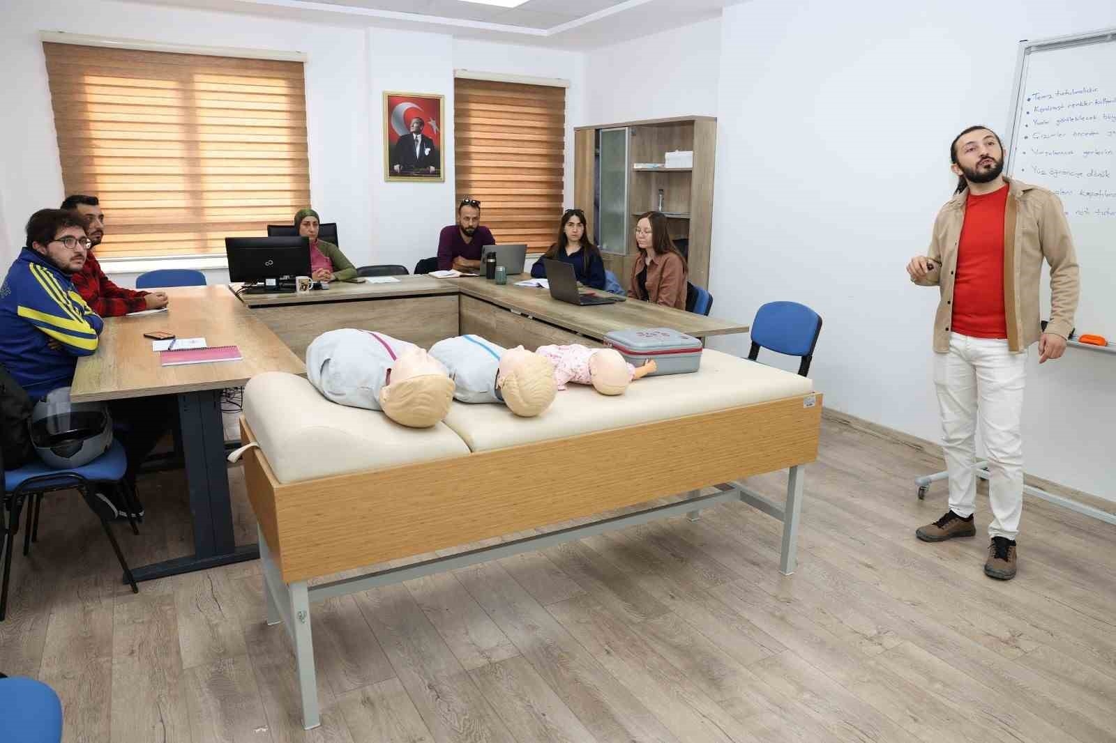 Alkü'de ilk yardım eğitmenleri yetişiyor