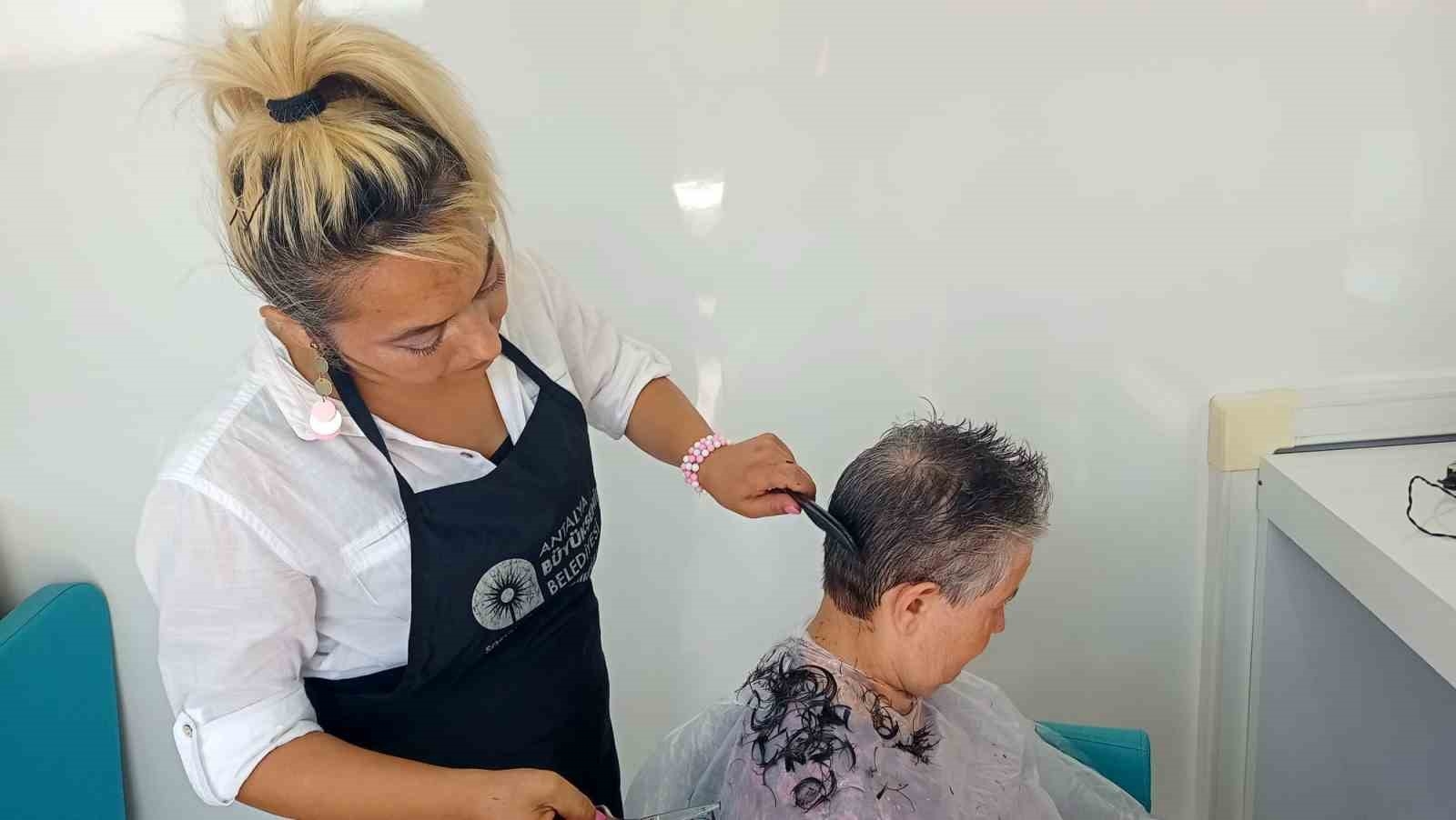 Antalya'da bir yılda 7 bin 958 vatandaş mobil kuaförden hizmet aldı