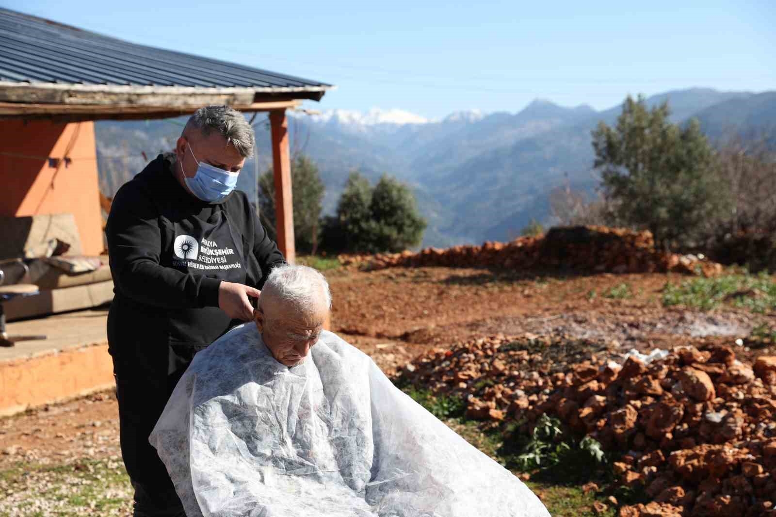 Antalya'da bir yılda 7 bin 958 vatandaş mobil kuaförden hizmet aldı