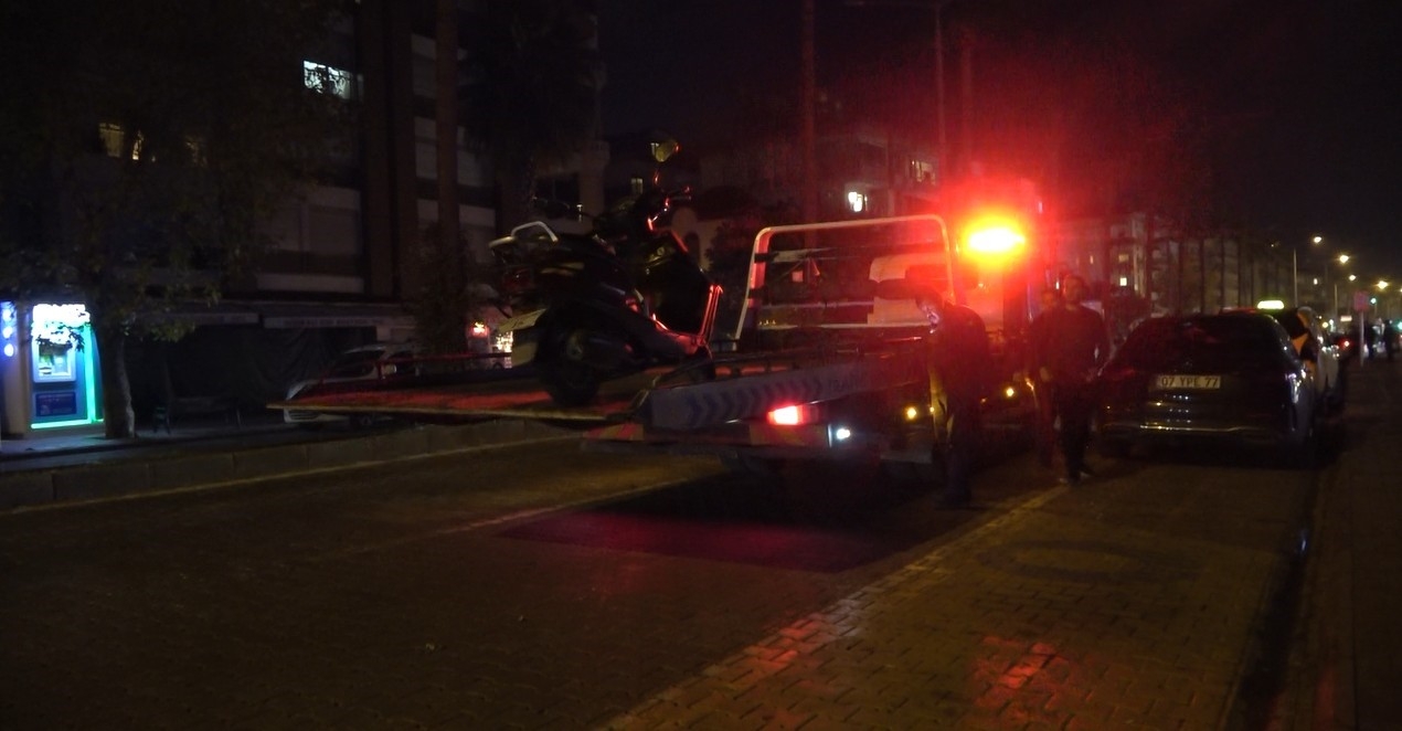 Antalya'da 'dur' ihtarına uymayan 16 yaşındaki çocuk motosikletle polise çarptı