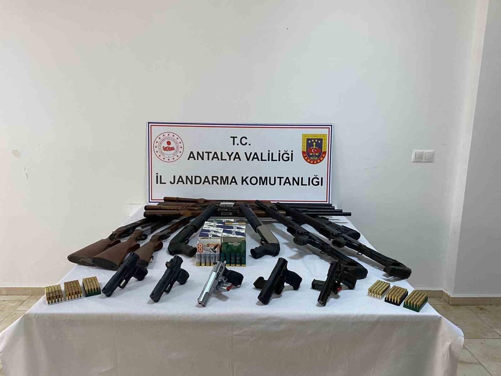 Antalya'da ruhsatsız silah operasyonu