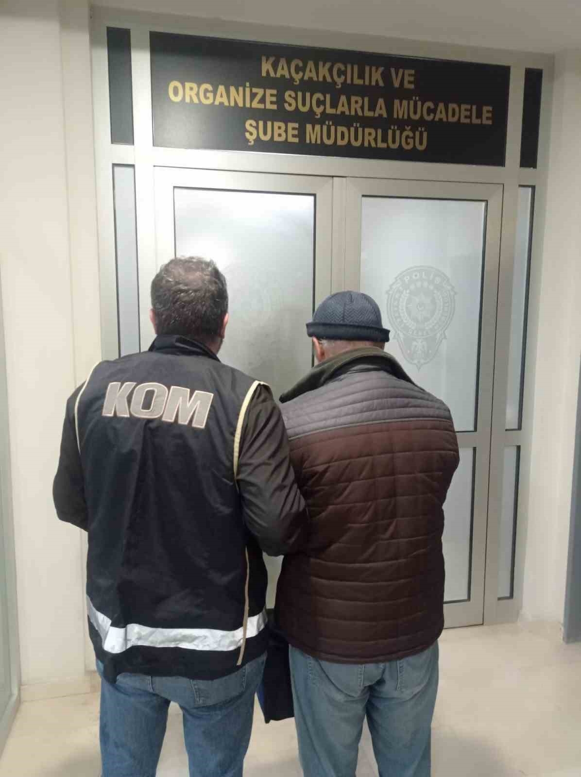 Antalya'da yılbaşı öncesi 108 bin şişe kaçak içki ele geçirildi