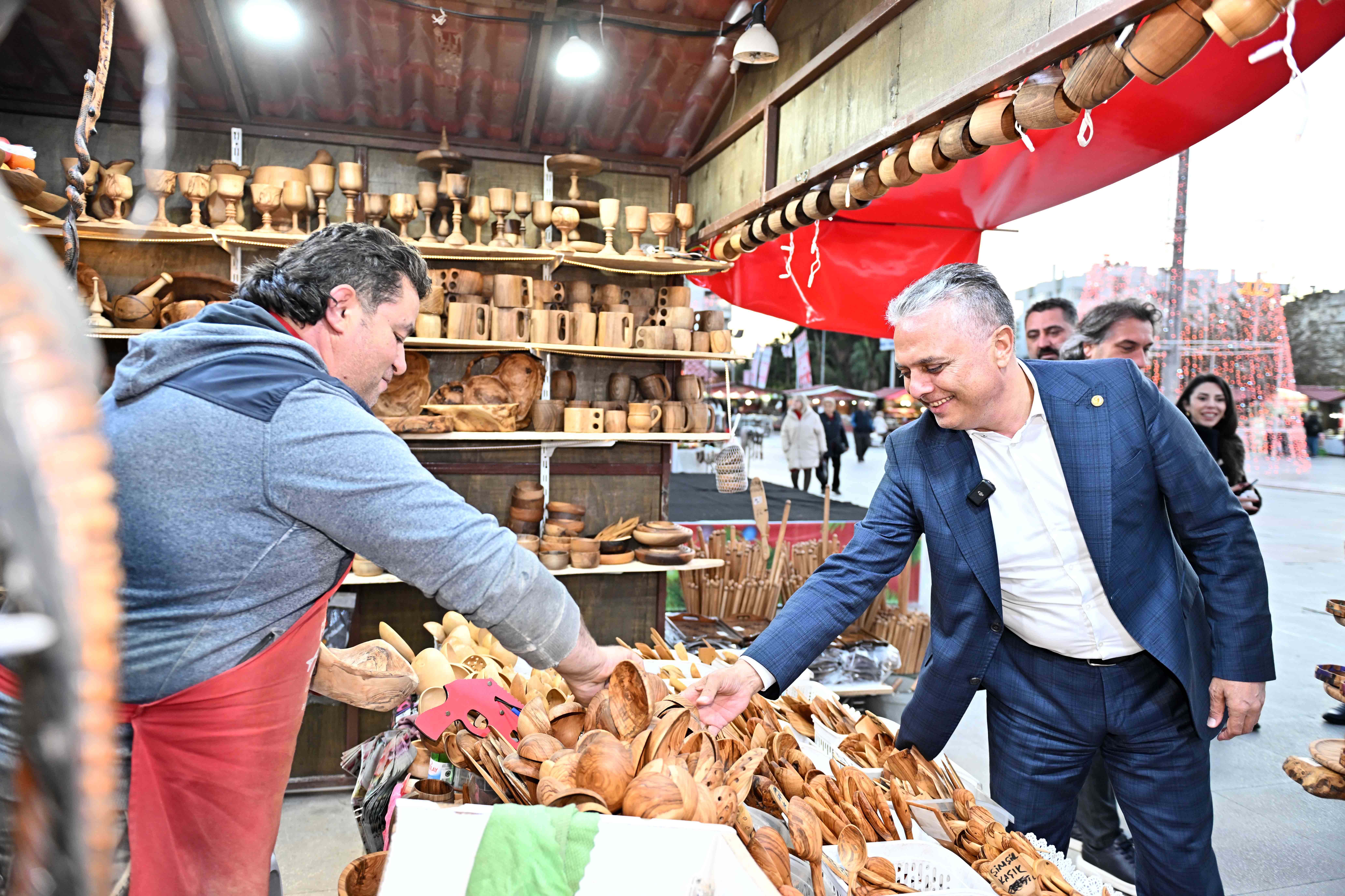 Başkan Uysal, Yeni Yıl Çarşısını ziyaret etti