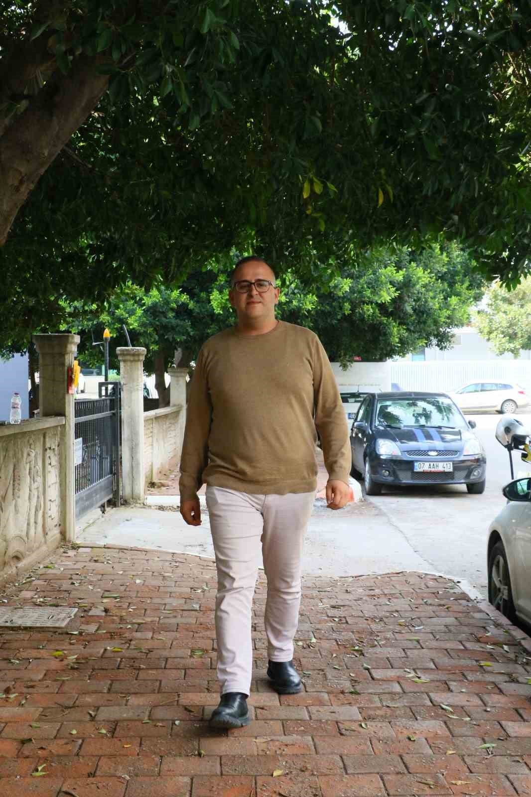 Birinci yılını tamamlayamadığı evliliğinin yıl dönümünde boşanmasını simit dağıtarak kutladı