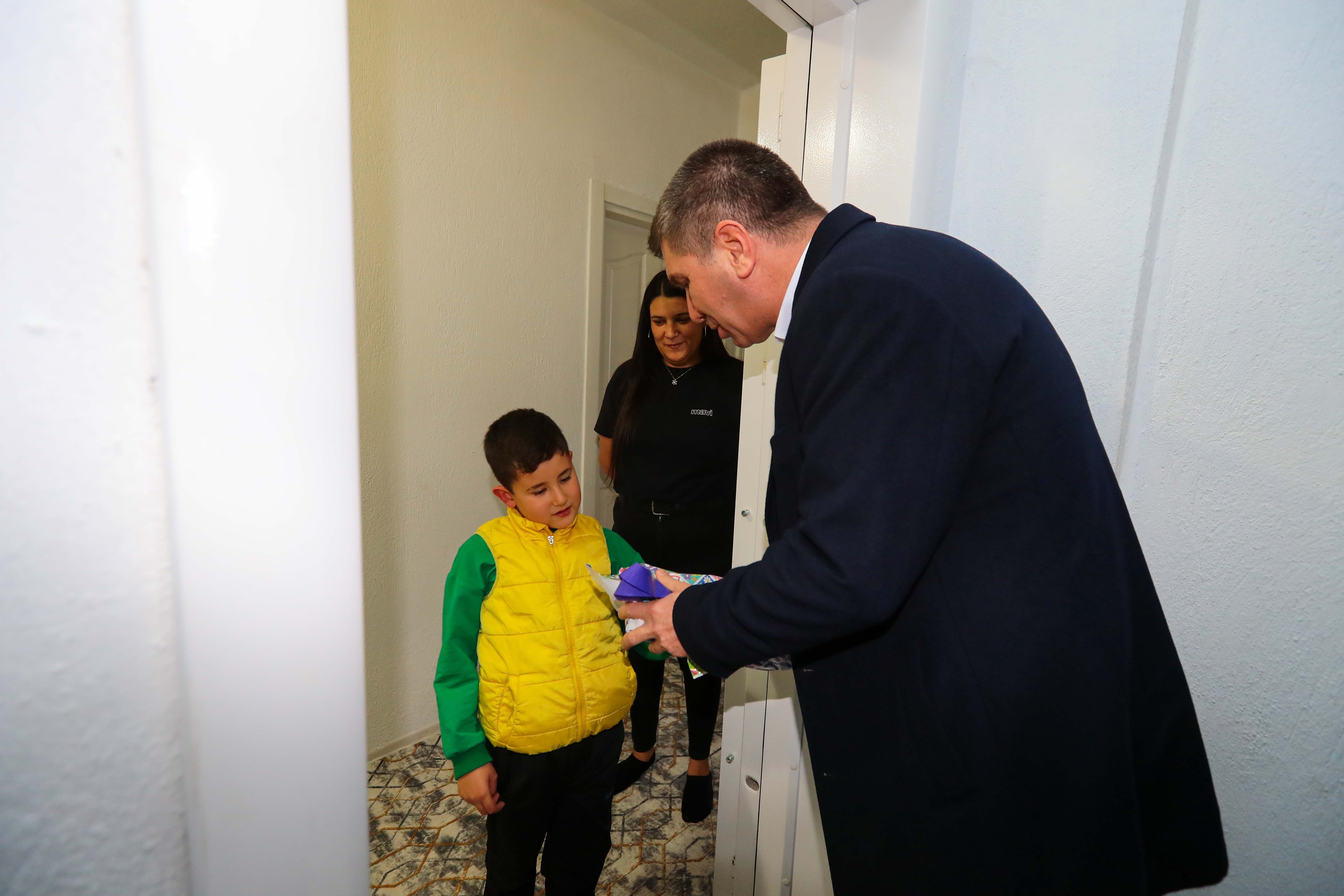 Burdur itfaiyesinden çocukları sevindiren yılbaşı hediyesi