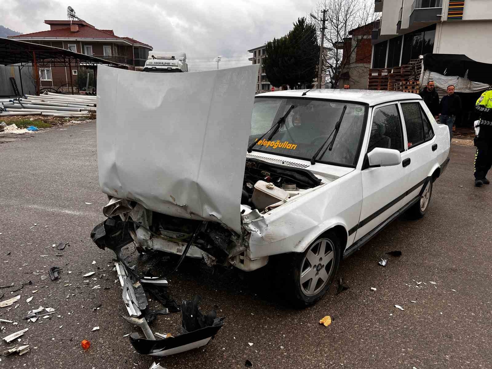 Burdur'da ehliyetsiz genç kaza yaptı: 1 yaralı