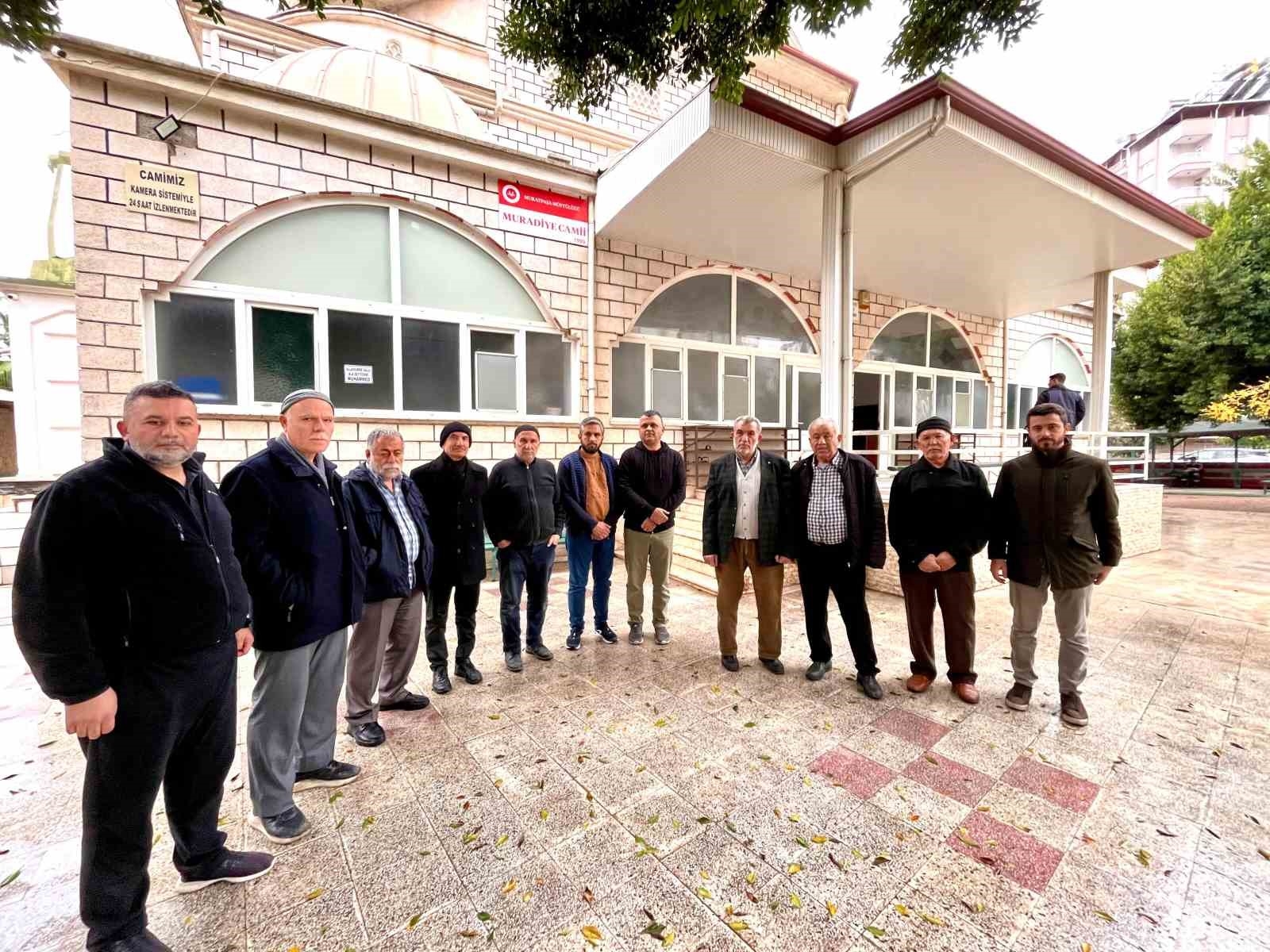 Camiye girmeye çekinen cemaat, cami duvarını dikenli telle çevirdi