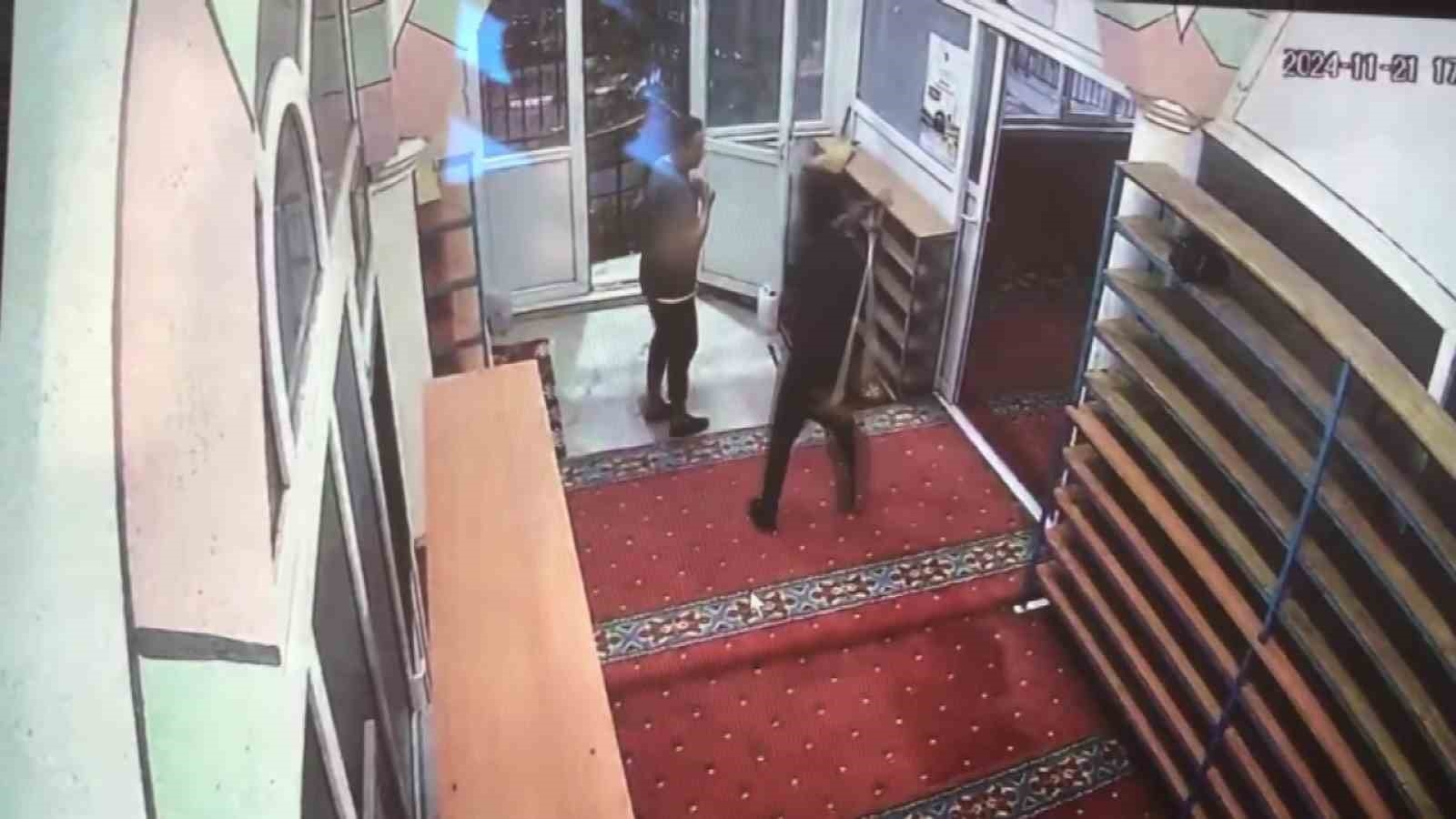Camiye girmeye çekinen cemaat, cami duvarını dikenli telle çevirdi
