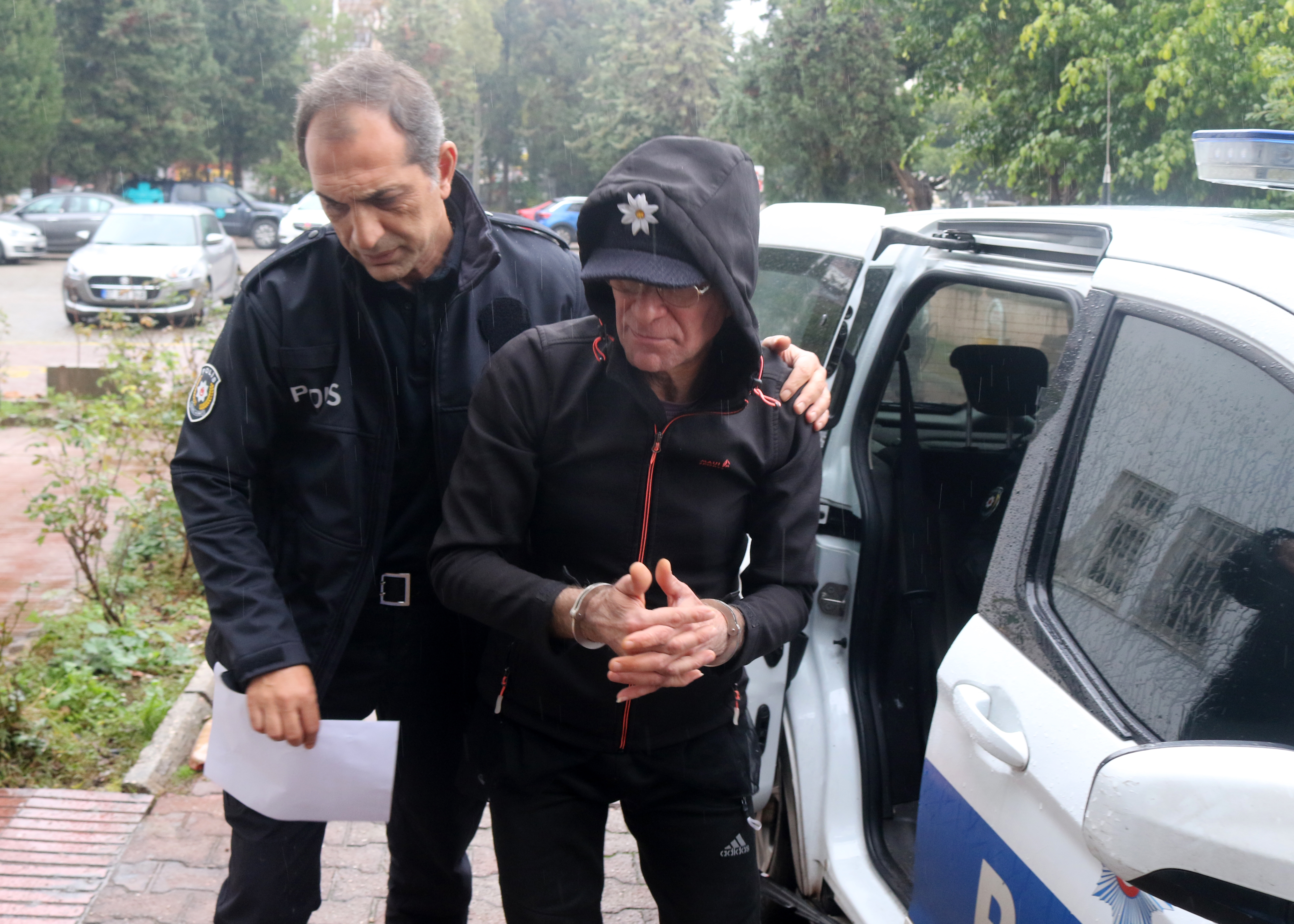 Daha önce evinin kapısını yaktığı kadını, elektrikli düzenekle öldürmeye çalıştı