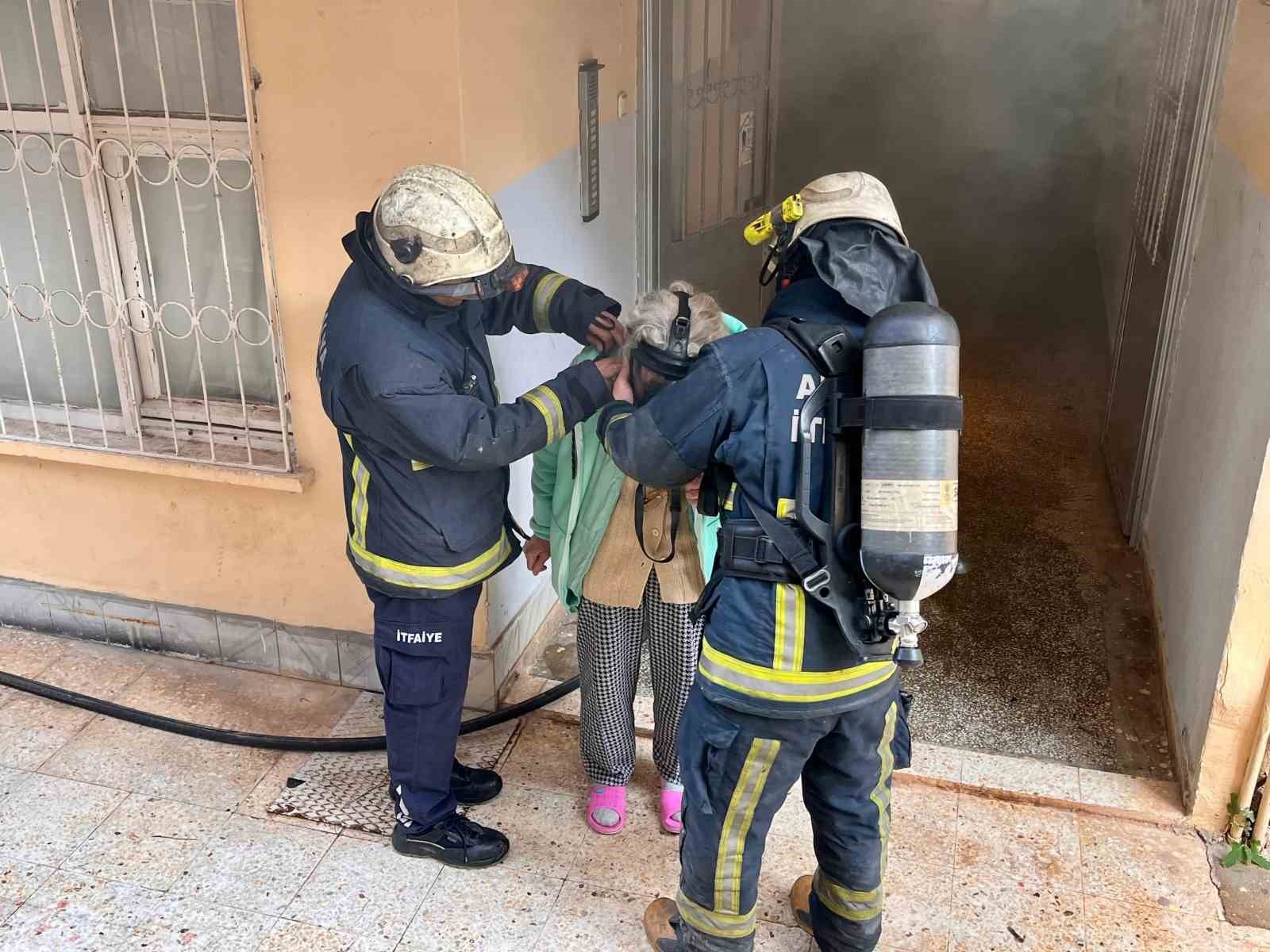 Dumanlar arasında kalan yaşlı kadına itfaiye nefes oldu