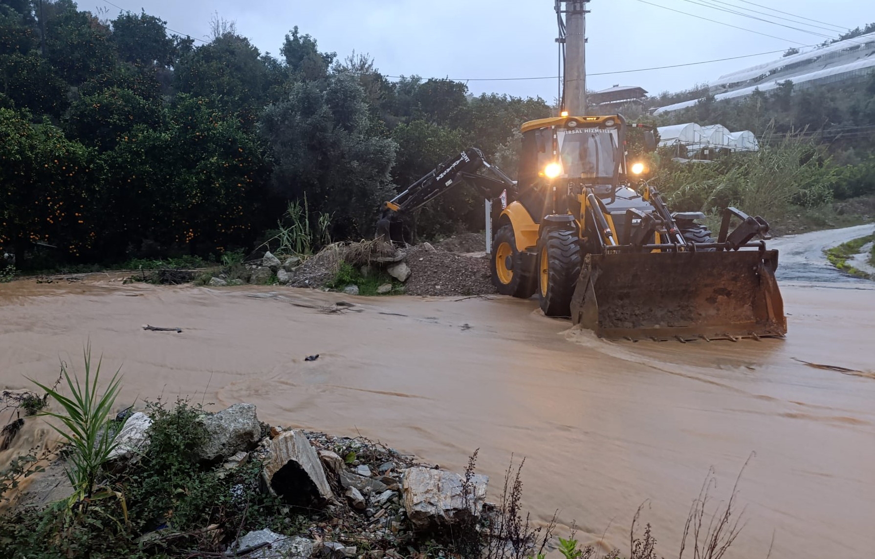 Elmalı ve Alanya'da yollar açılıyor