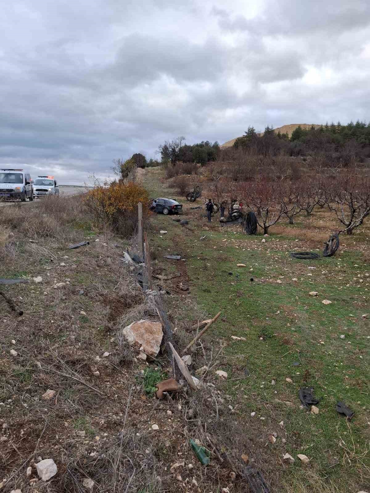 Isparta'da ehliyetsiz sürücünün kullandığı araç bahçeye uçtu: 1 yaralı