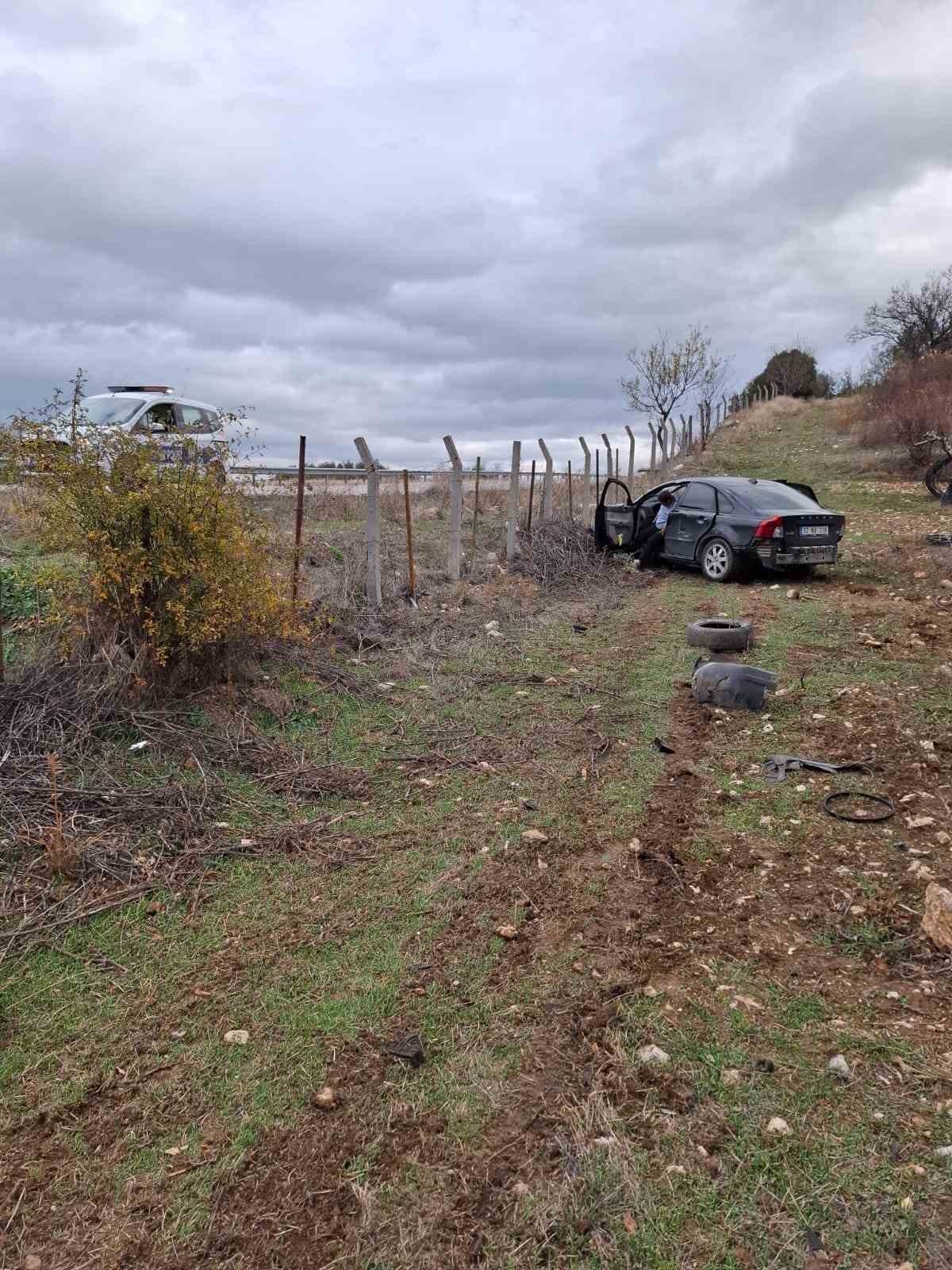Isparta'da ehliyetsiz sürücünün kullandığı araç bahçeye uçtu: 1 yaralı