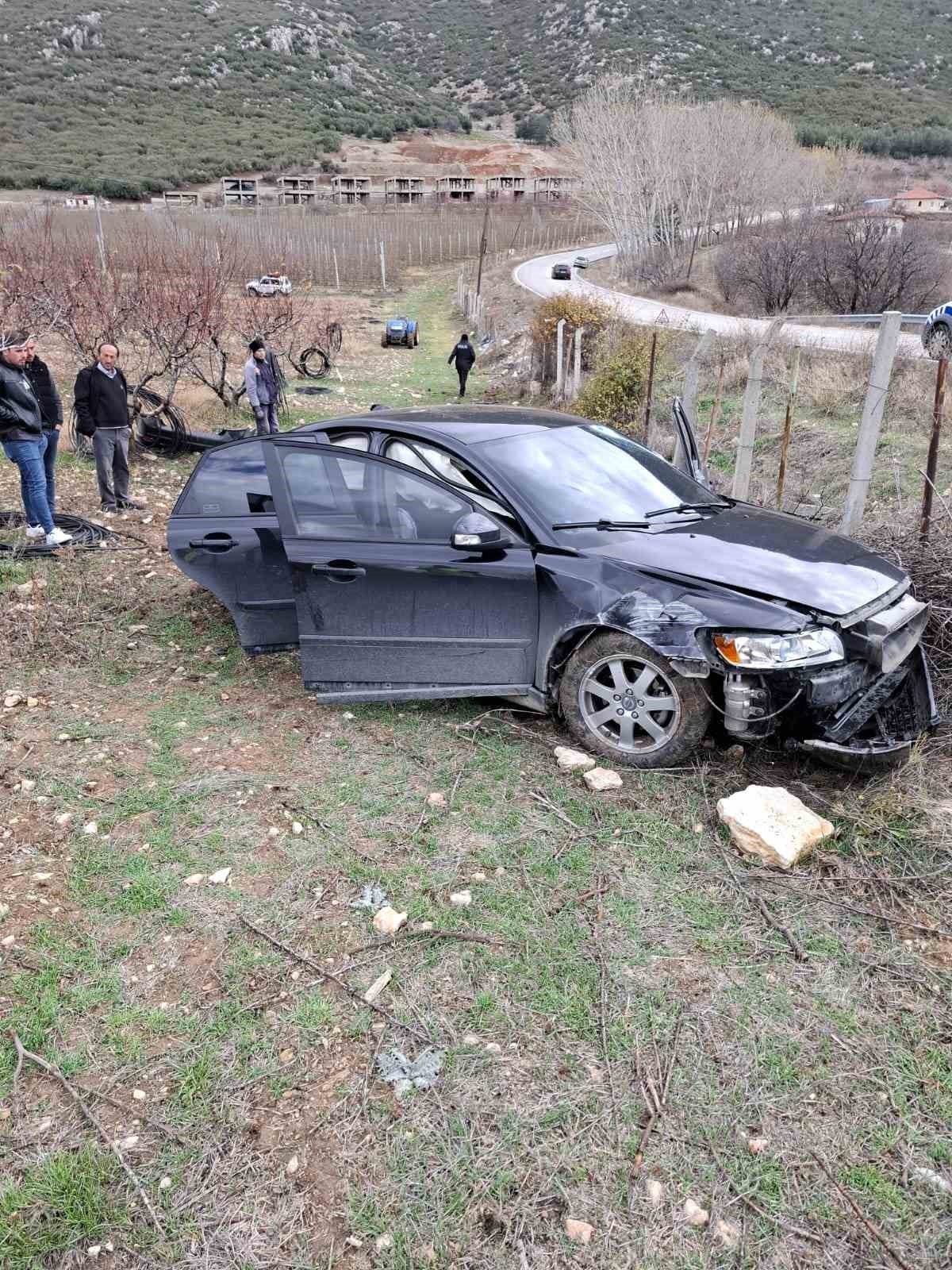 Isparta'da ehliyetsiz sürücünün kullandığı araç bahçeye uçtu: 1 yaralı