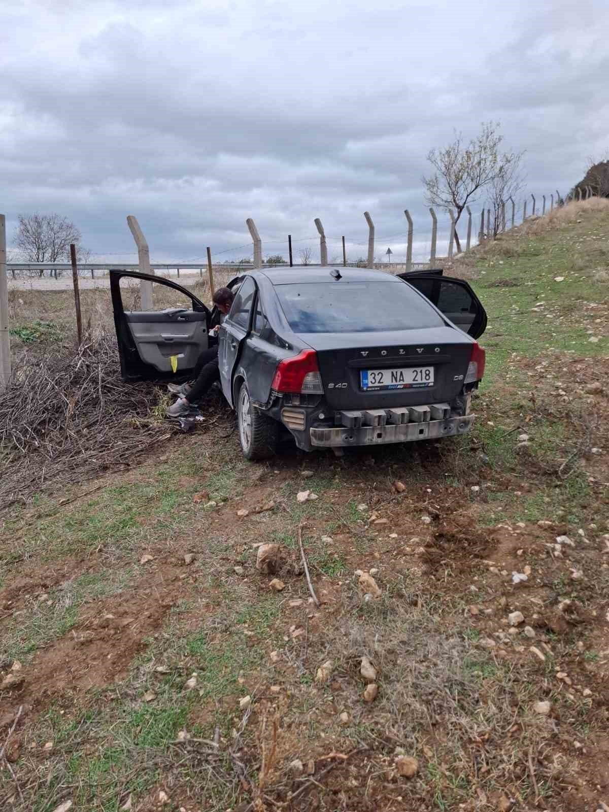 Isparta'da ehliyetsiz sürücünün kullandığı araç bahçeye uçtu: 1 yaralı
