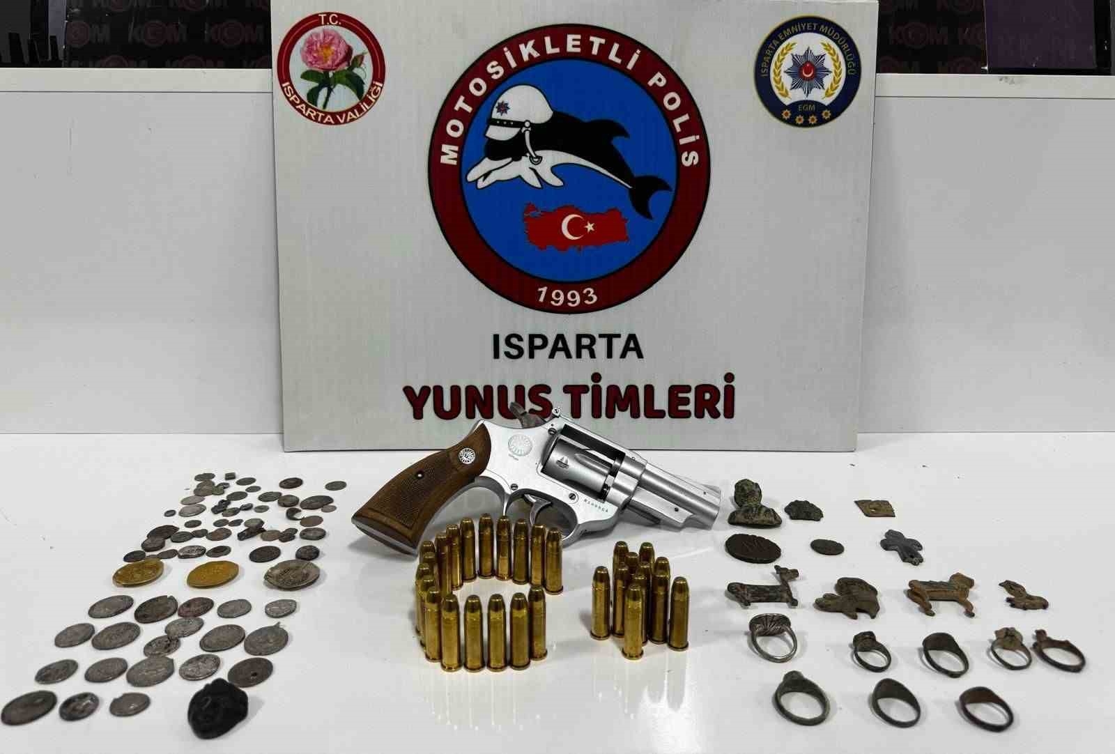 Isparta'da kaçak tarihi eserler ve silahlar ele geçirildi