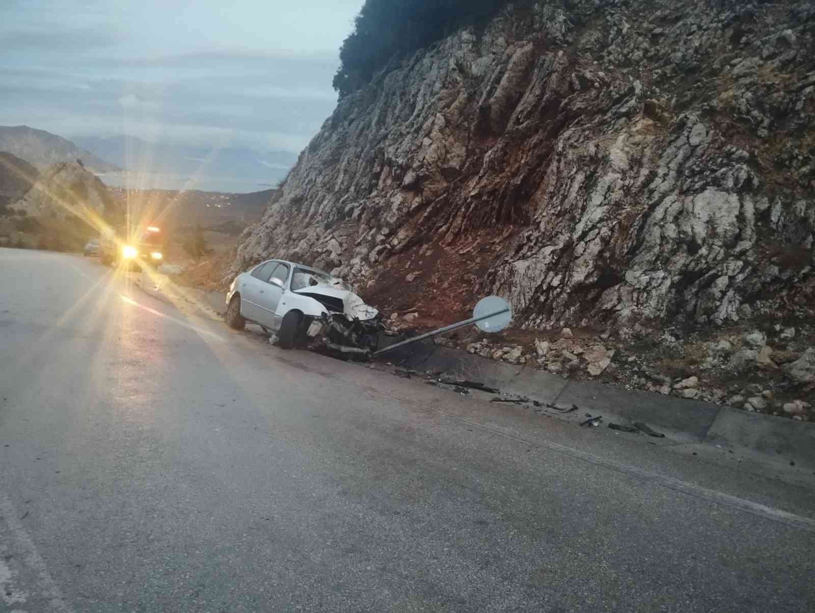 Isparta'da tır ve otomobil kafa kafaya çarpıştı: 3 yaralı