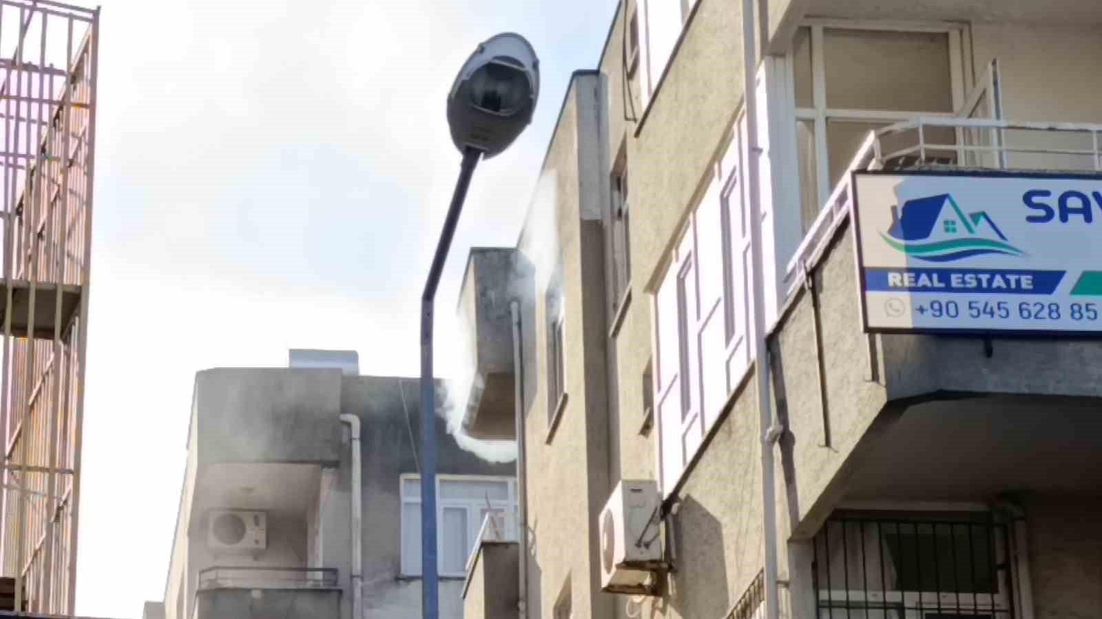 İtfaiye ekipleri ev yangınına balkondan girerek müdahale etti