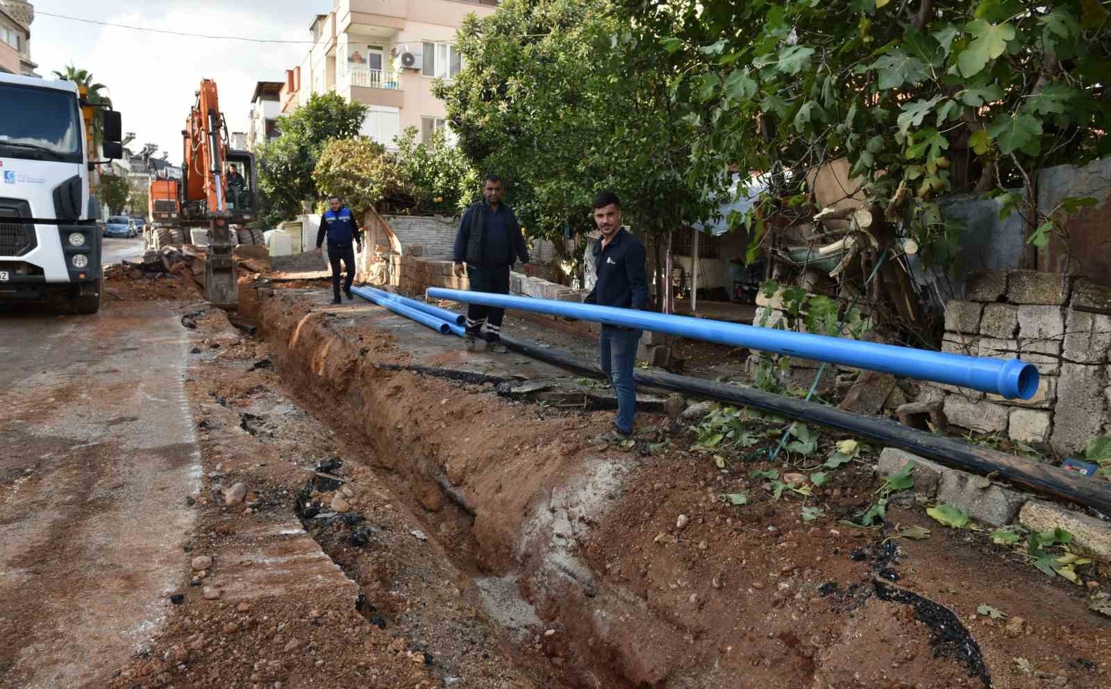 Kanal Mahallesi'nde Büyükşehir içme suyunu, Kepez asfaltı yeniliyor