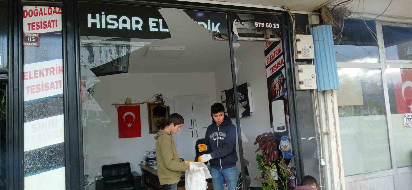 Kontrolden çıkan otomobil iş yerine daldı