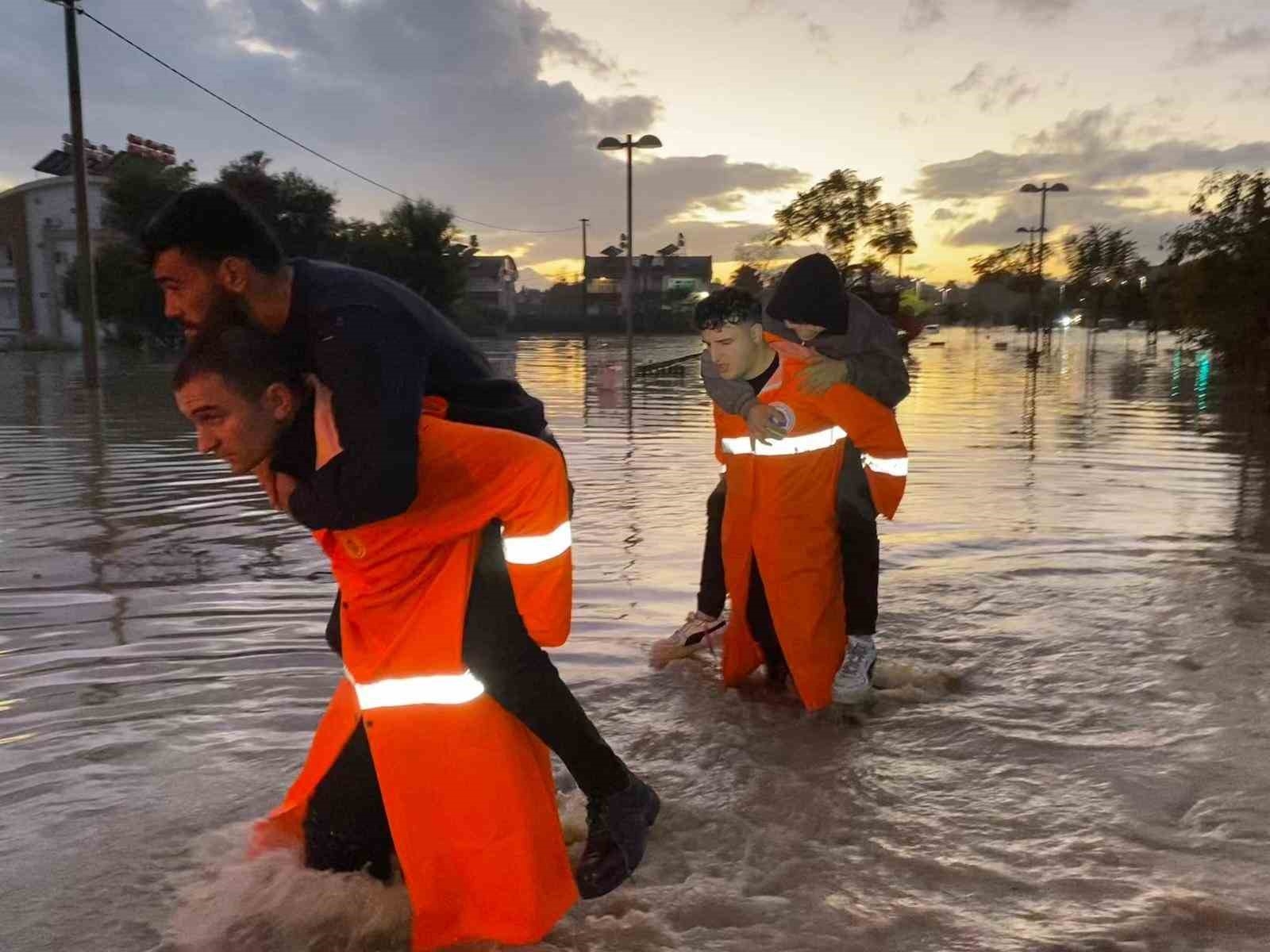 Manavgat'taki su baskınlarında mahsur kalan vatandaşlar botla kurtarıldı