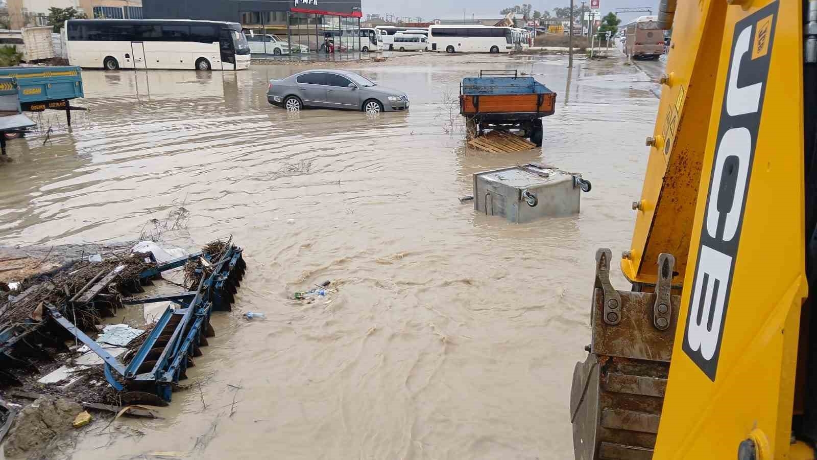 Manavgat'taki su baskınlarında mahsur kalan vatandaşlar botla kurtarıldı