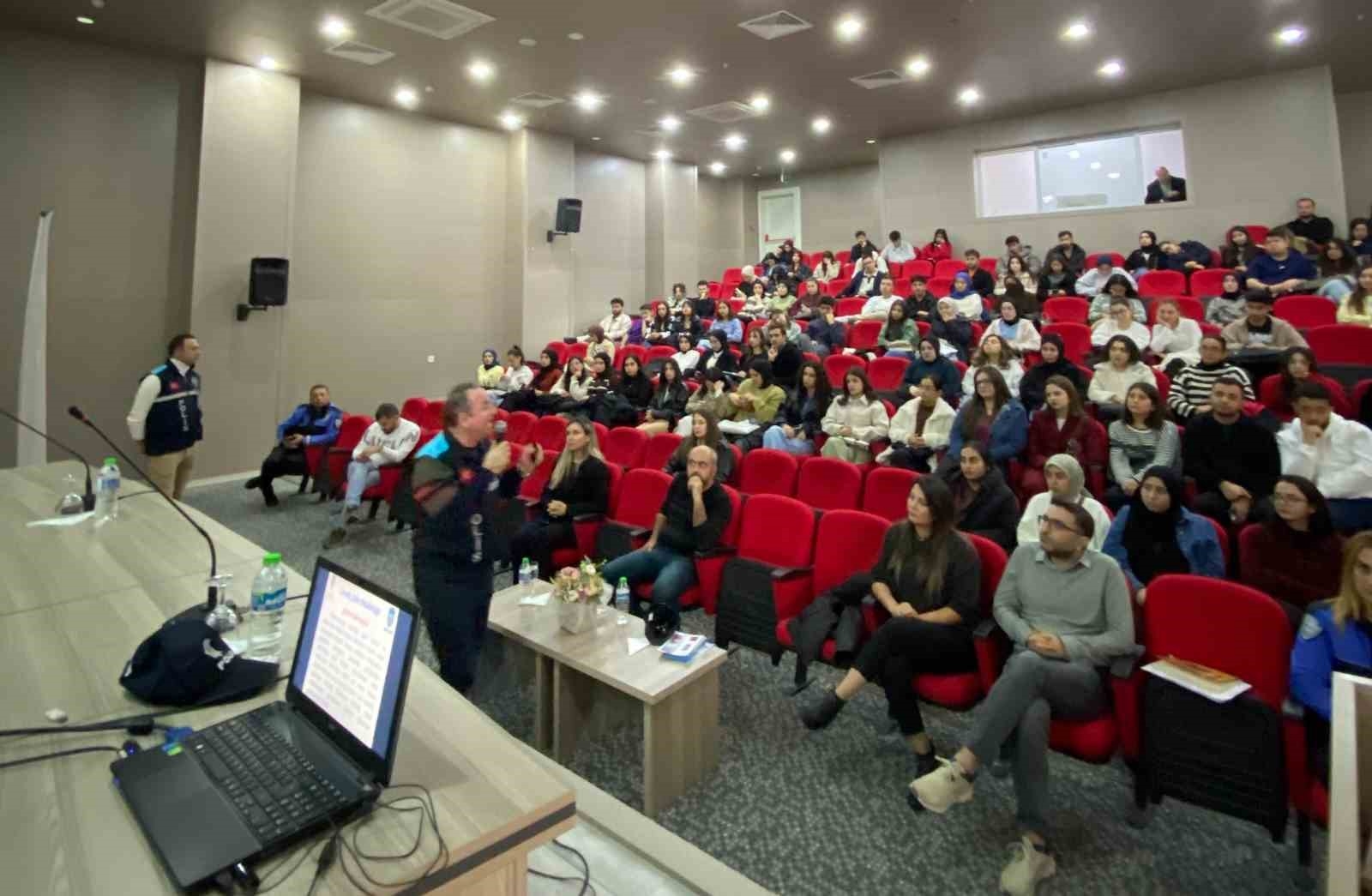 Mersin polisinden akademisyenler ve üniversite öğrencilerine bilgilendirme