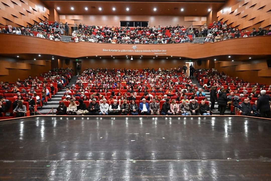 Mersin Şehir Tiyatrosu, Kırşehir'de 'Misafir' adlı oyunu sahneledi