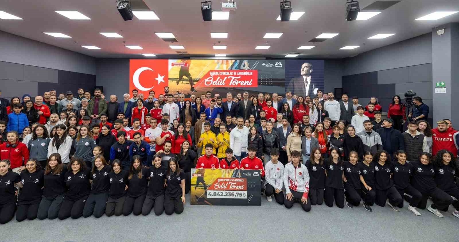 Mersin'de başarılı sporcular ve antrenörler ödüllendirildi
