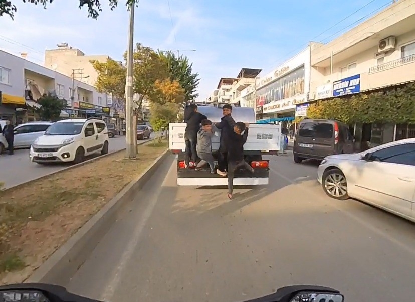 Mersin'de kamyonetin arkasına asılan çocukların tehlikeli yolculuğu