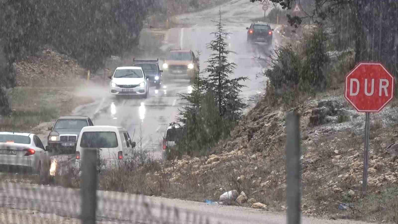 Mersin'de kar yağışı izleyenlere görsel şölen yaşattı