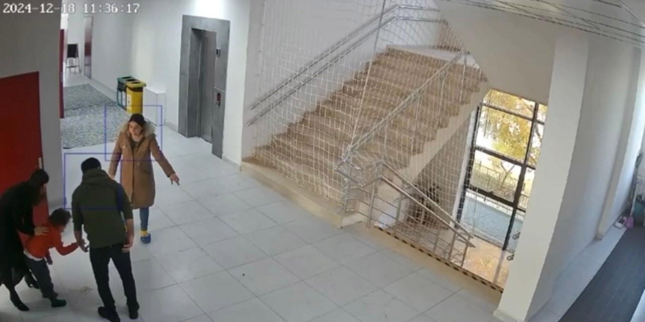 Okul müdürünün Heimlich manevrası öğrenciyi kurtardı