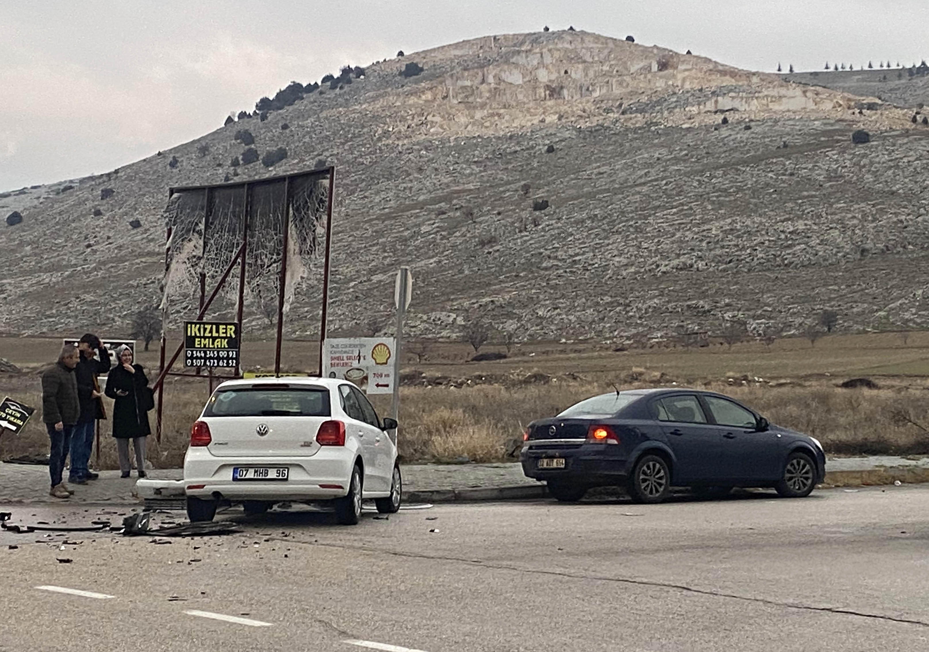 Otomobiller kavşakta çarpıştı