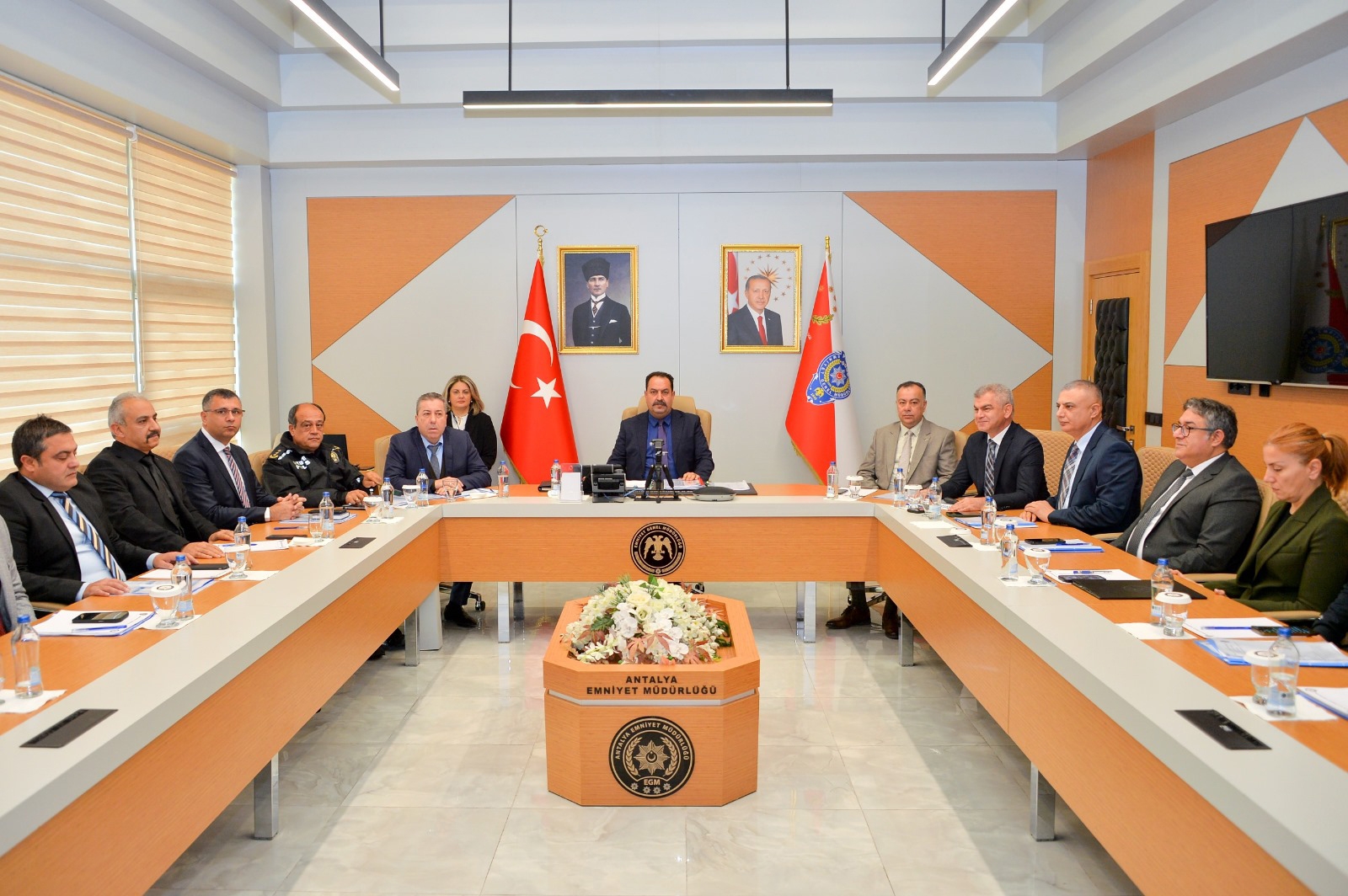 Polisten yıl sonu değerlendirme toplantısı